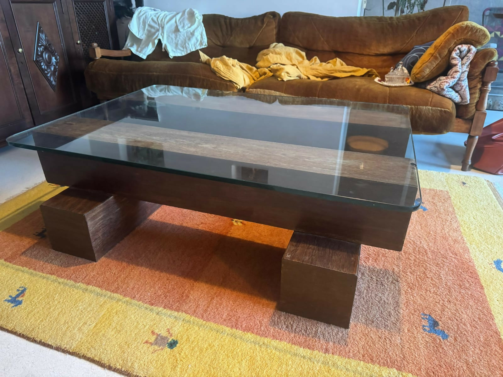 Mesa de centro rústica com tampo de vidro