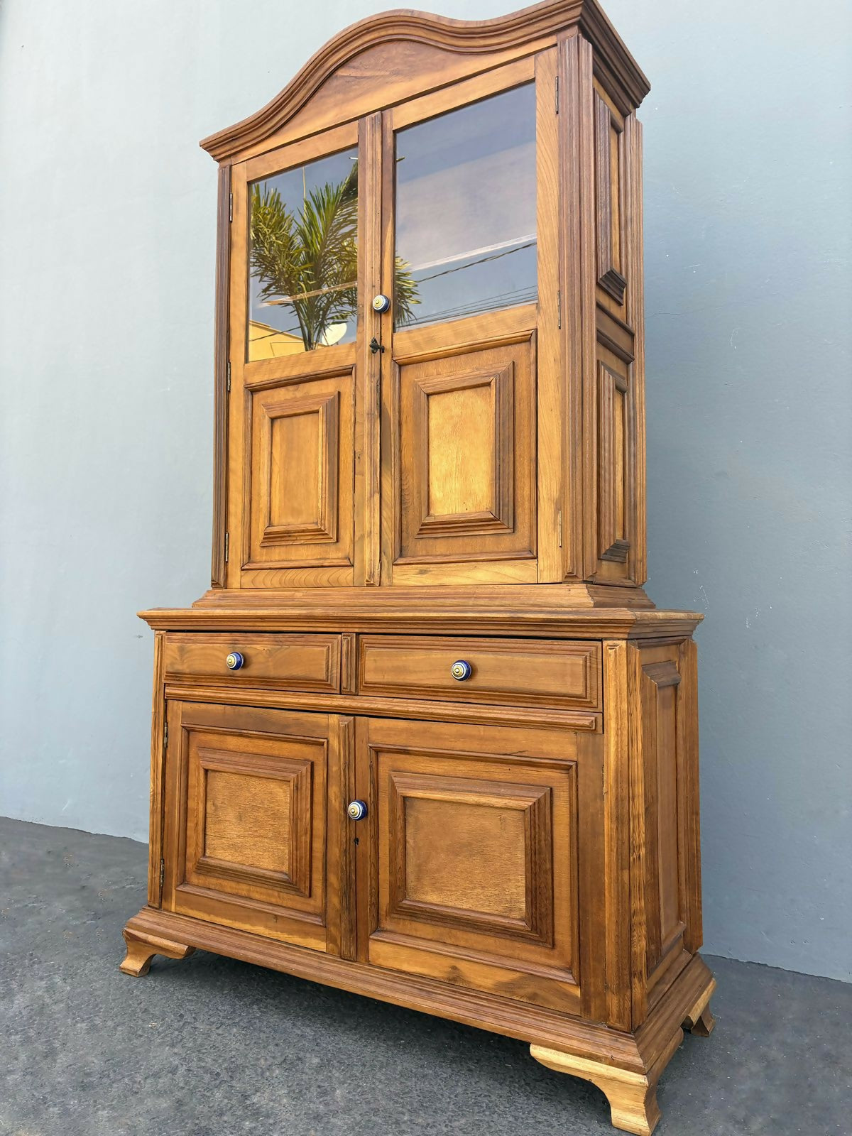 Cristaleira de Madeira Maciça -Elegância Clássica para Seu Lar
