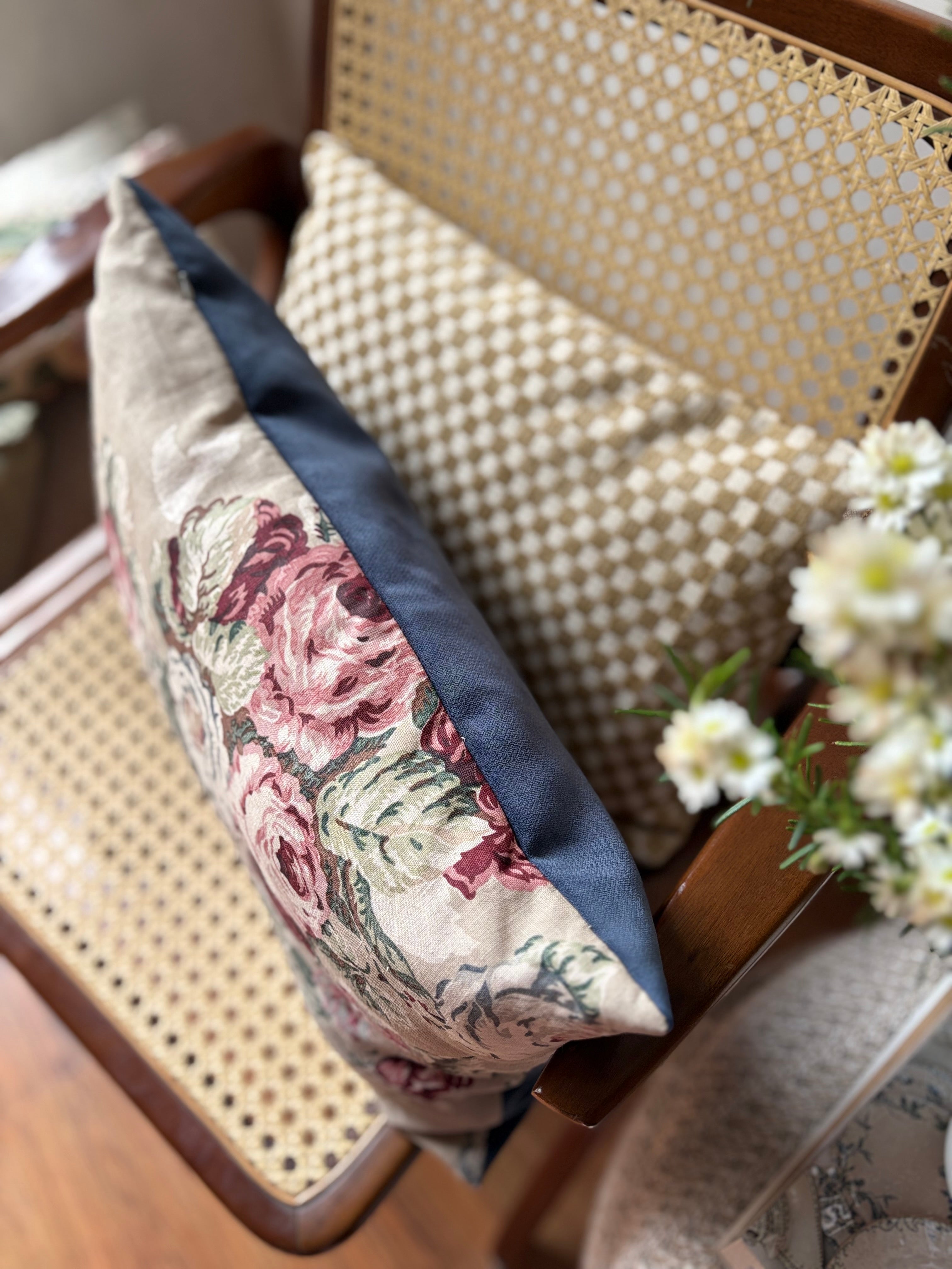 Almofada retangular de linho estampado de flores