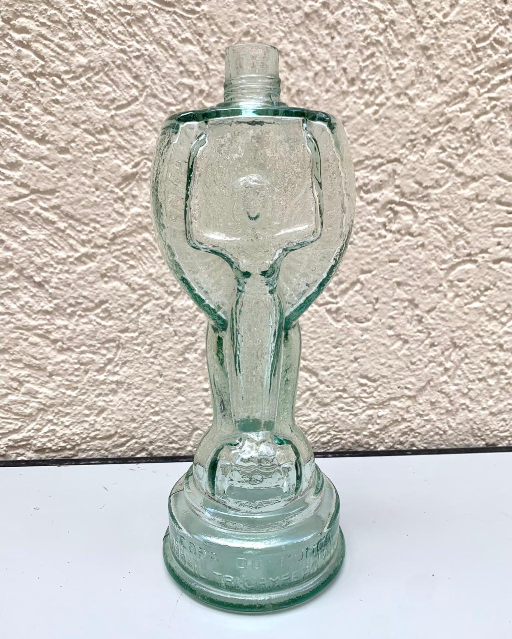Garrafa em vidro esverdeado em forma da Taça Jules Rimet