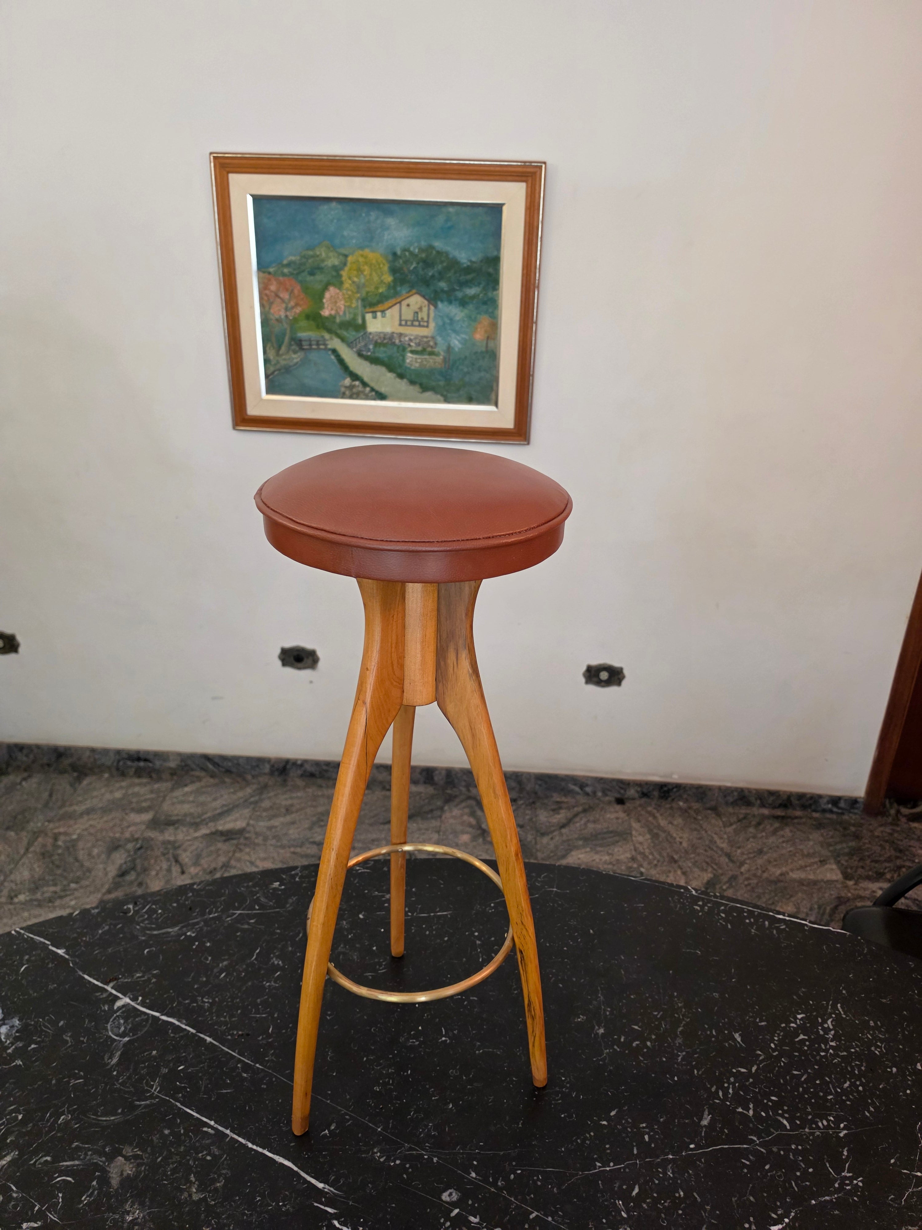 Banqueta Scapinelli redonda, em madeira clara com tapeçaria em couro marrom - peça restaurada 