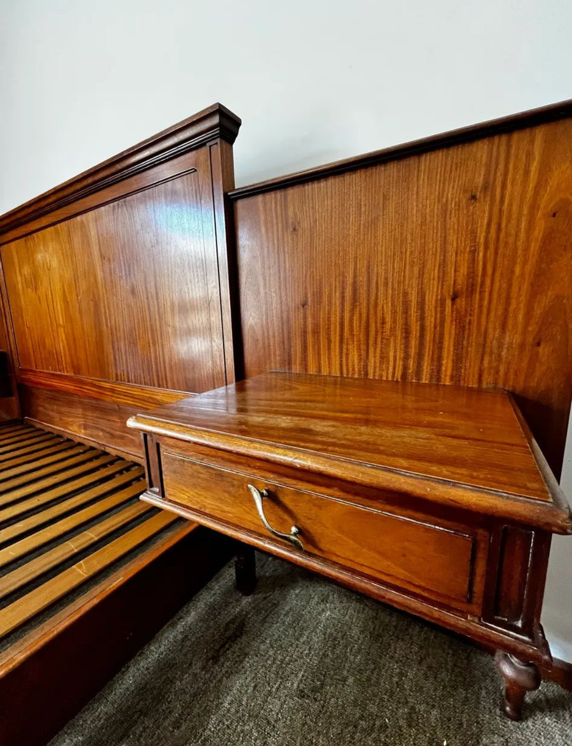 Cama de casal vintage com mesa de cabeceira removível em madeira maciça - anos 50