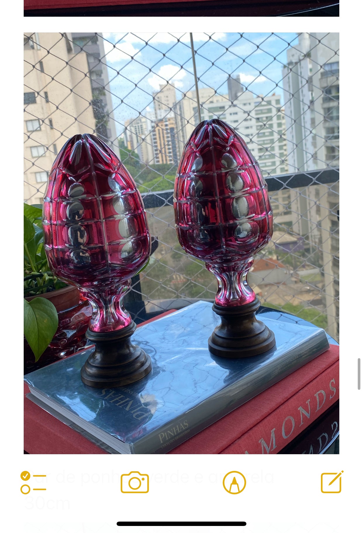 Par de Pinhas em cristal espelhado Vermelho e Prata com uma lapidação maravilhosa. Formato de abacaxi. Sec.XIX
