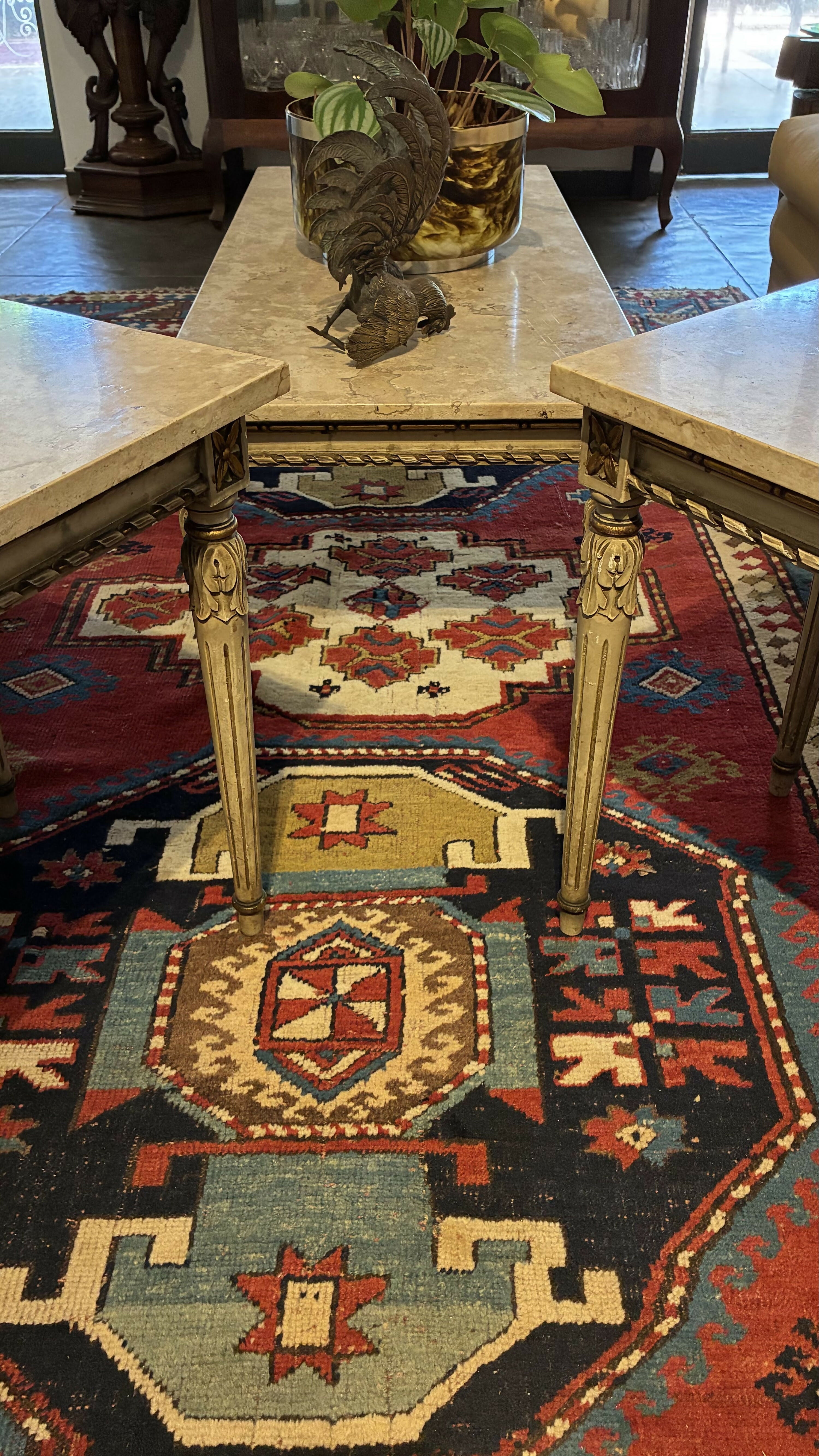 Trio de mesinhas com tampo em mármore