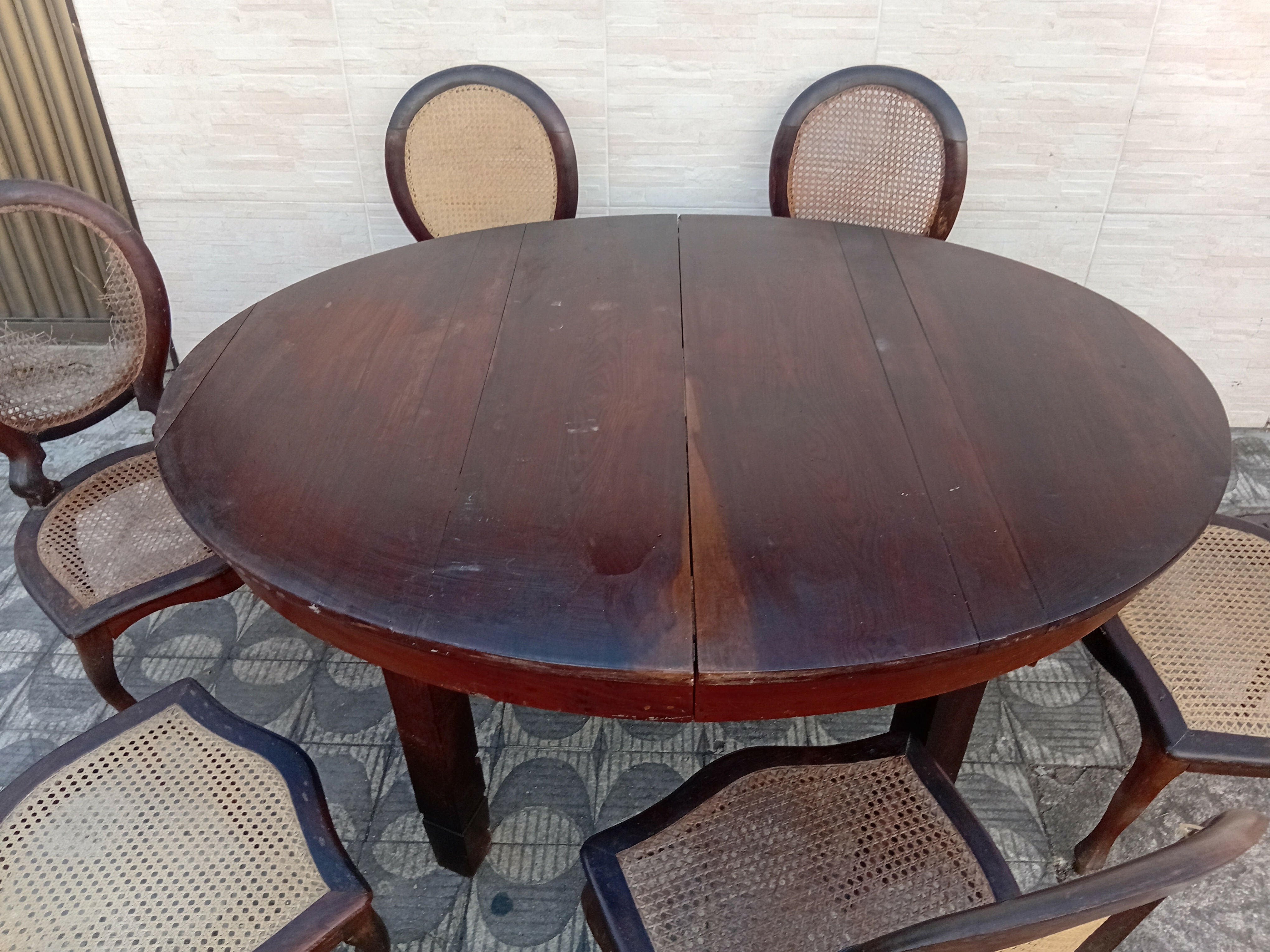 Jogo de mesa Oval com 6 cadeiras em Jacarandá