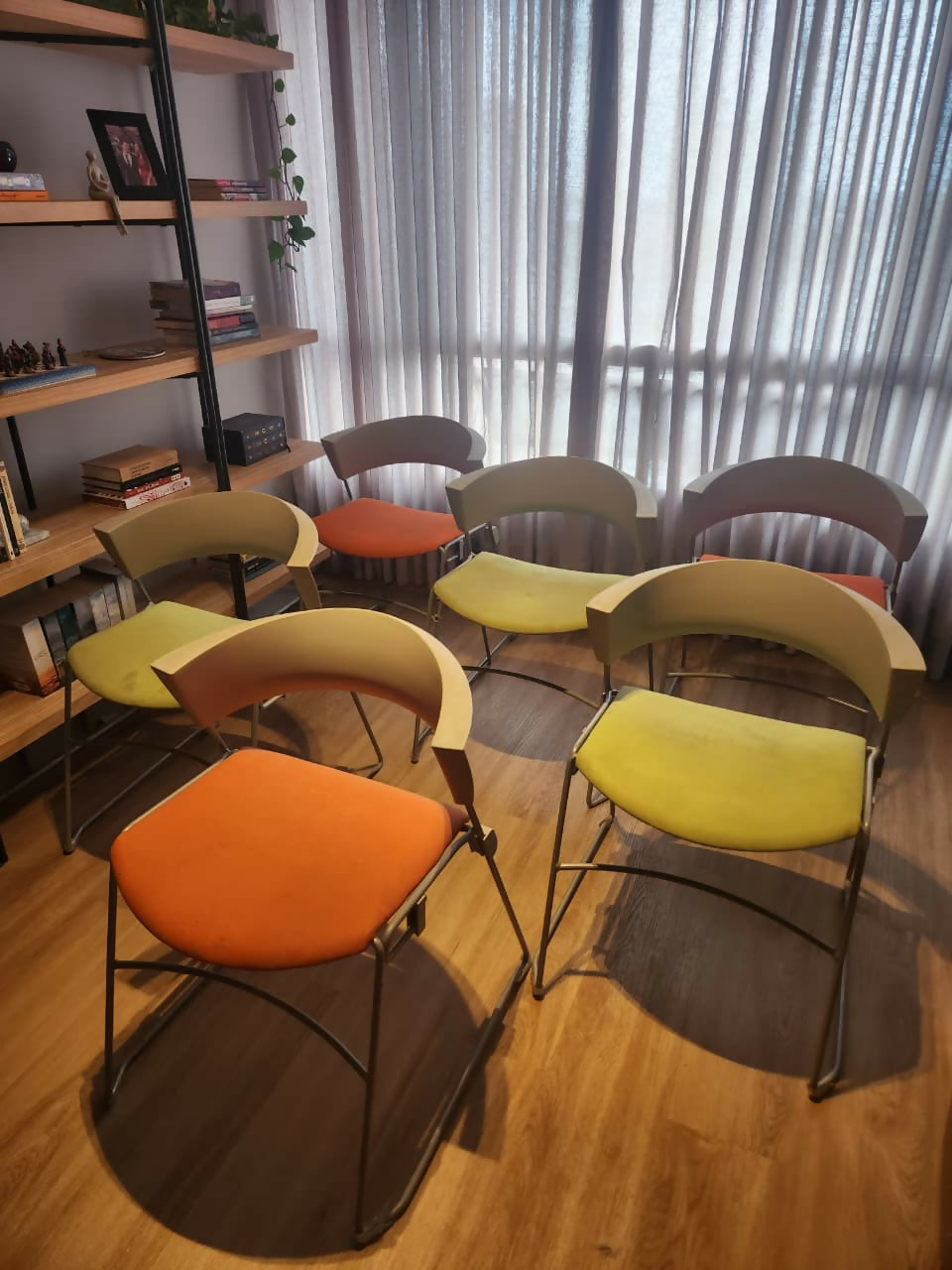 Conjunto de 6 cadeiras giroflex nas cores laranja e verde