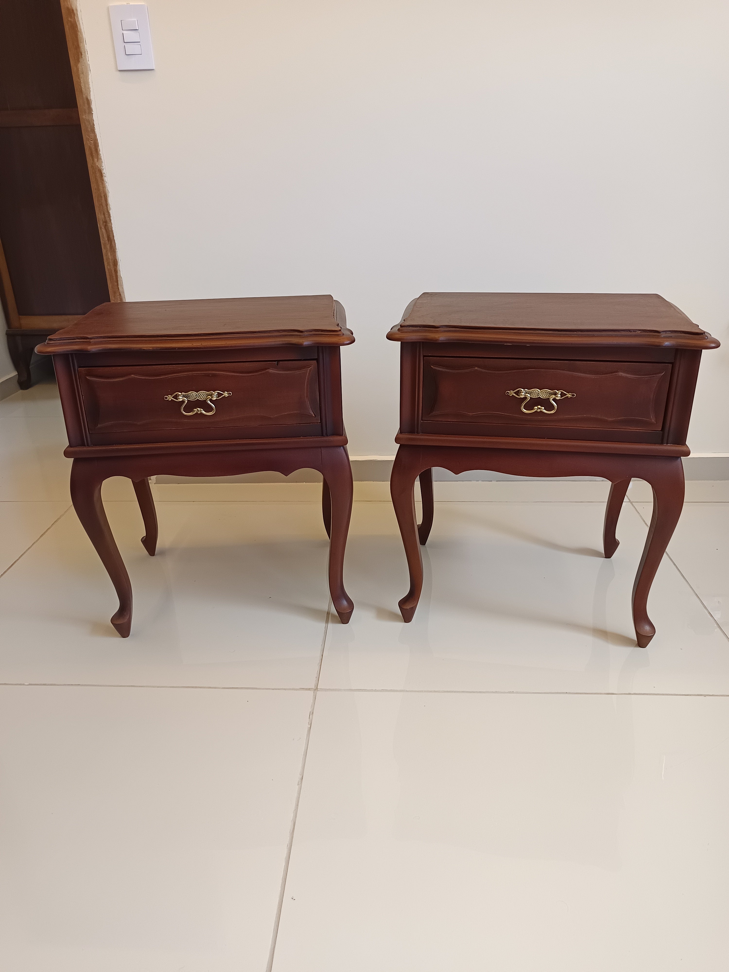 Lindo Par de Mesinhas de Cabeceira Luís XV