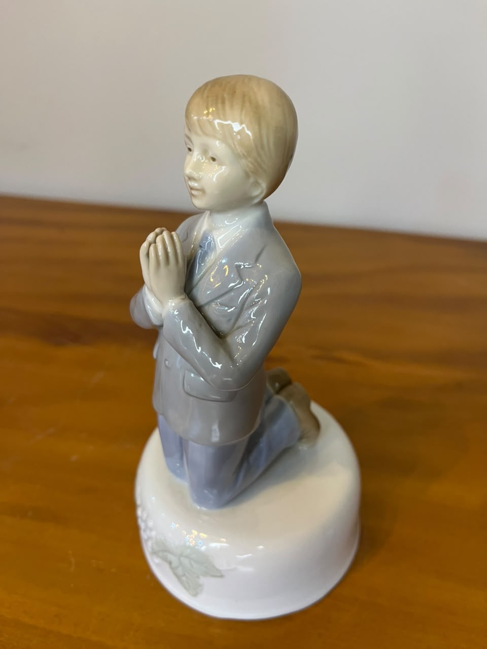 Escultura Musical em Porcelana – Menino em Oração – 17,5 cm – 1982