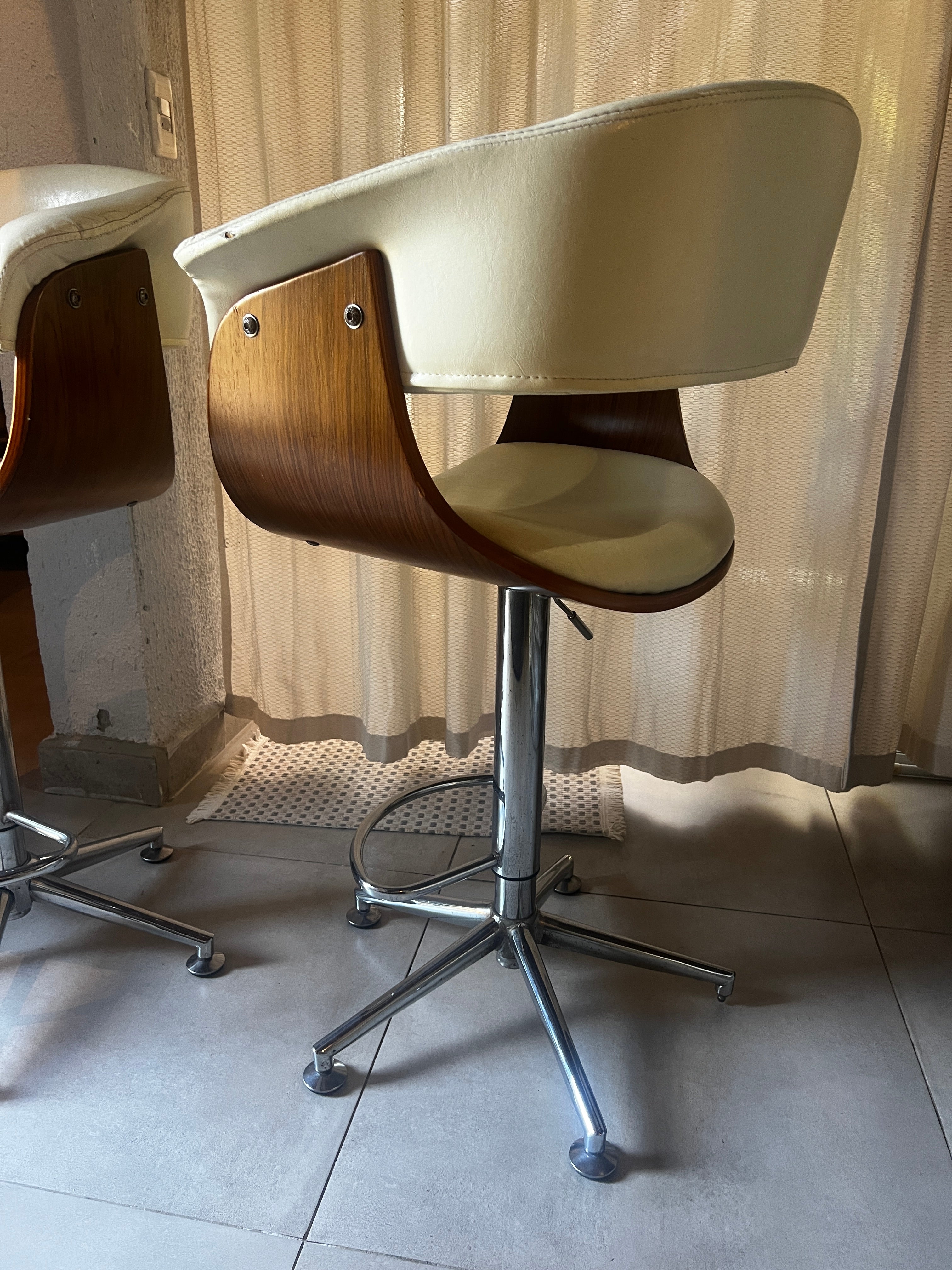 Poltronas bistrô / Banco Alto giratório em estofado claro e pés em metal 
