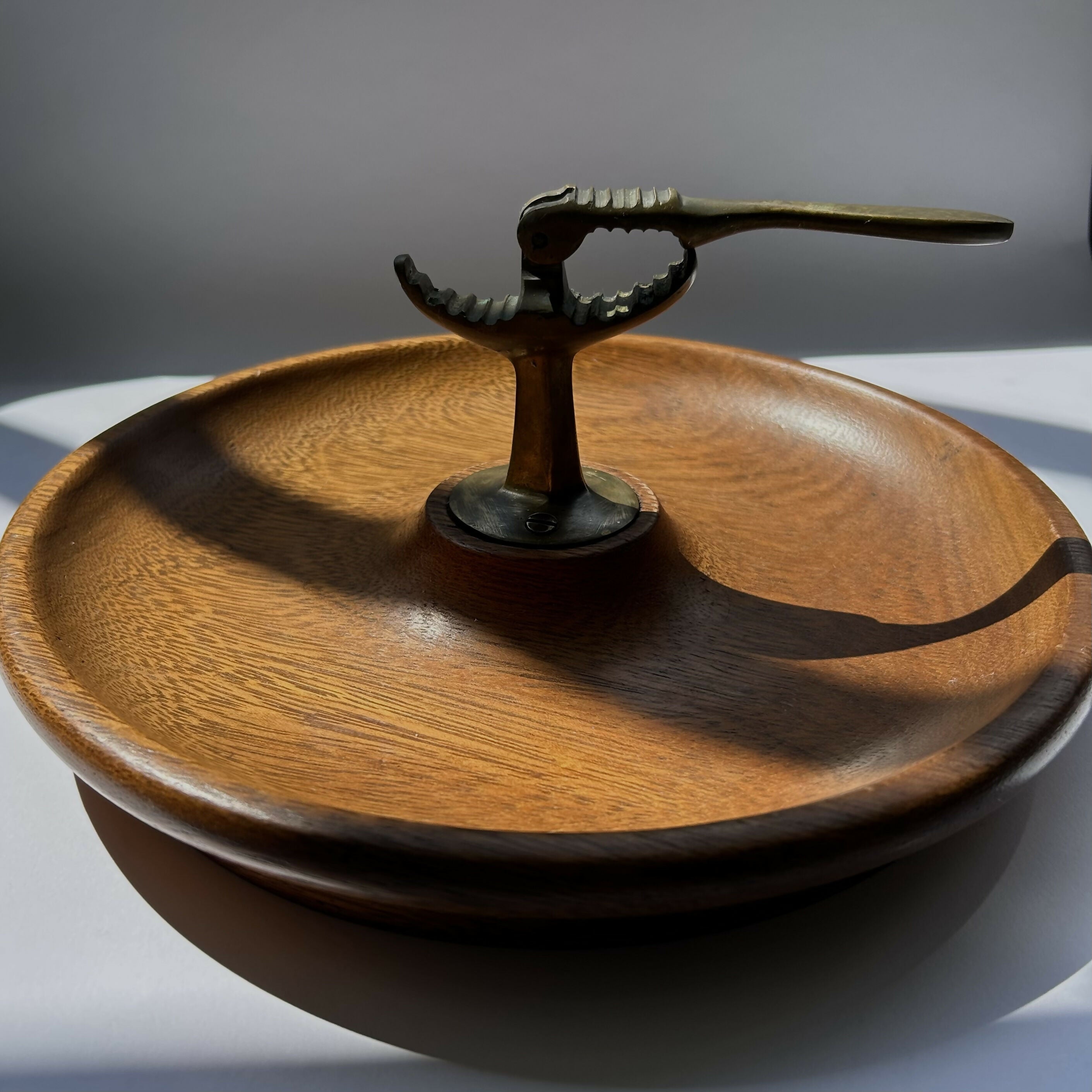 Rara bandeja quebra nozes