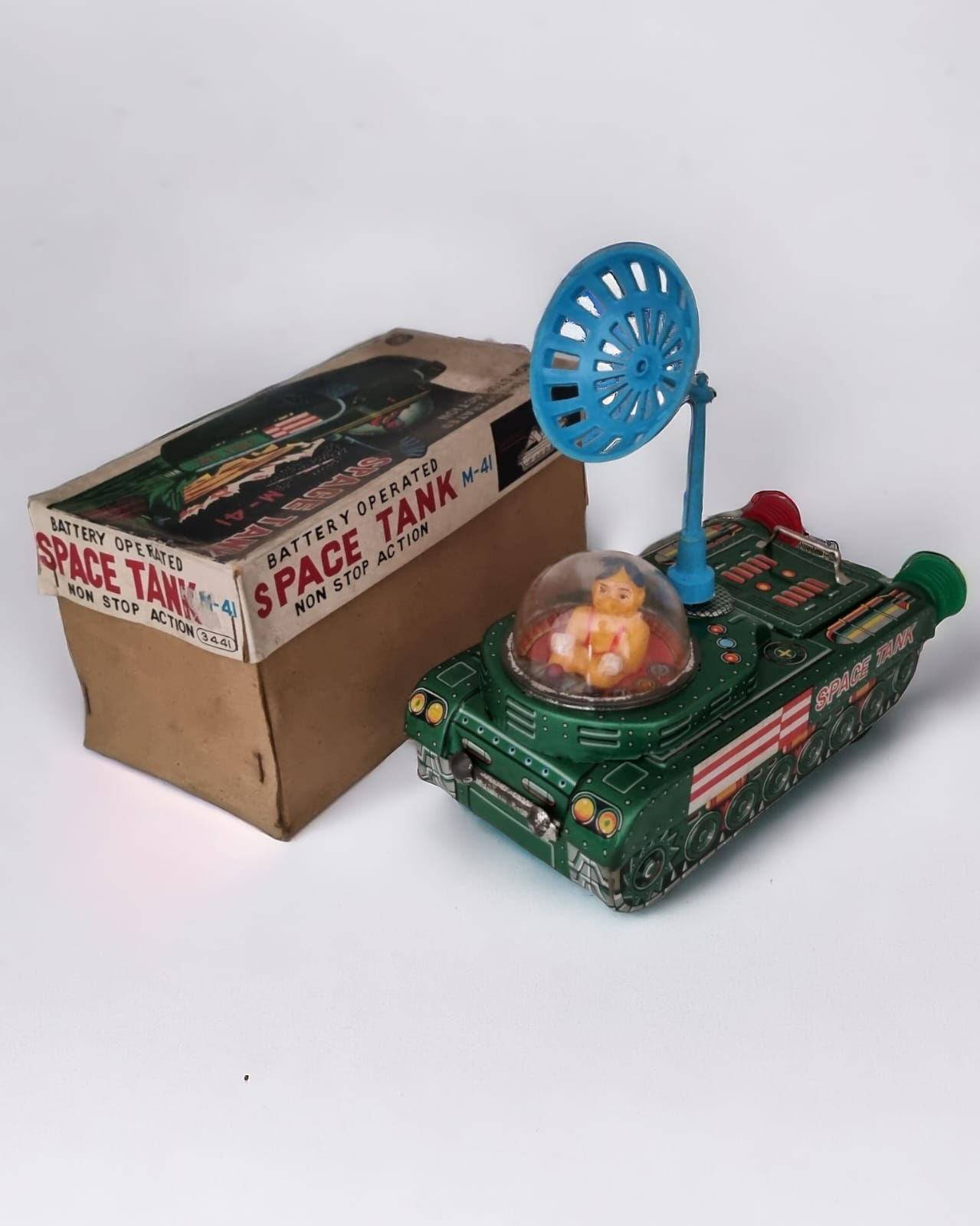 Antigo brinquedo de lata ´´Space tank``.