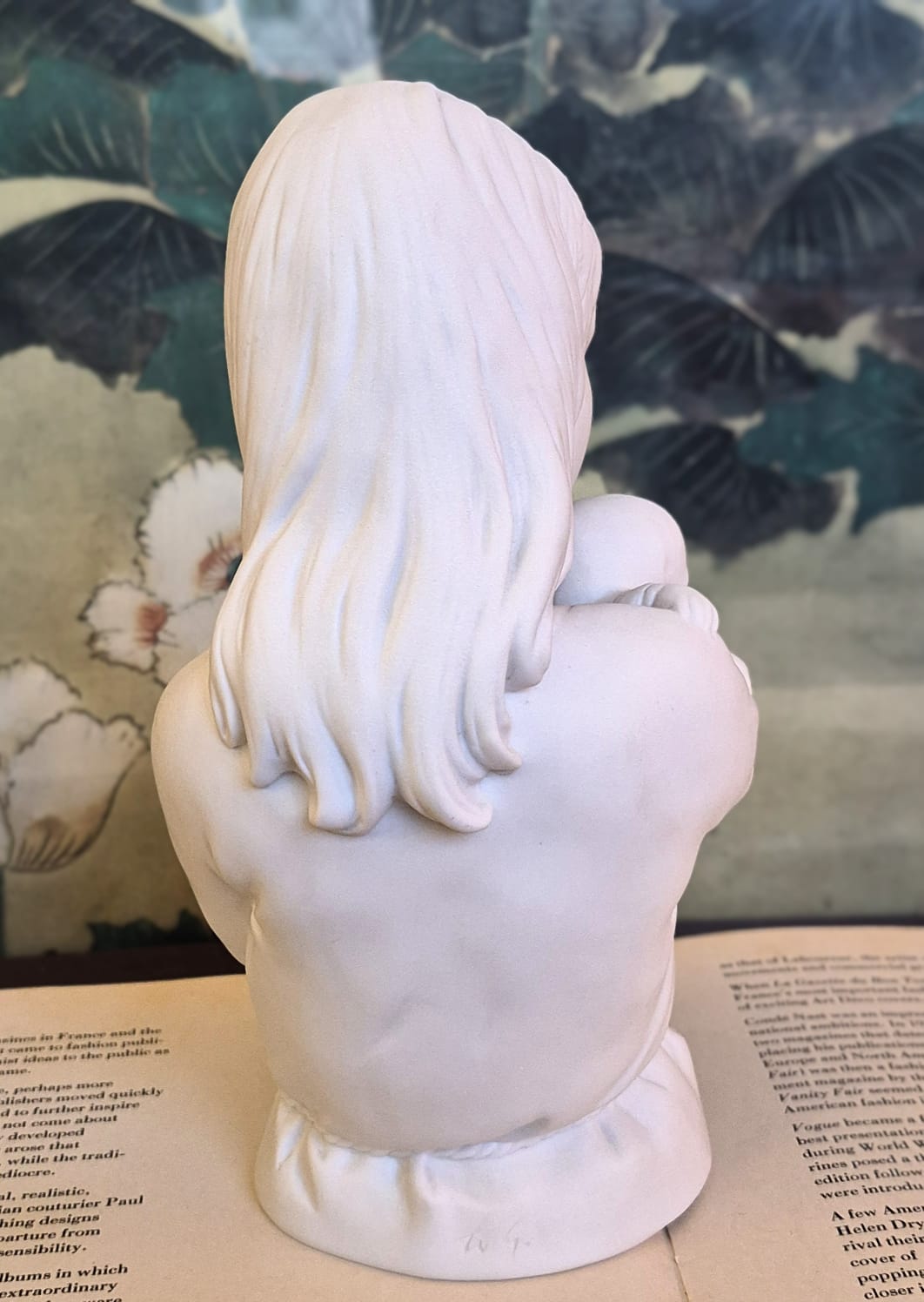 Escultura em porcelana biscuit clássica alemã criada pelo escultor Wolfgang Gawantka para a prestigiada manufatura Kaiser Porzellan, chamada "Mãe e Filho", nos anos 80.