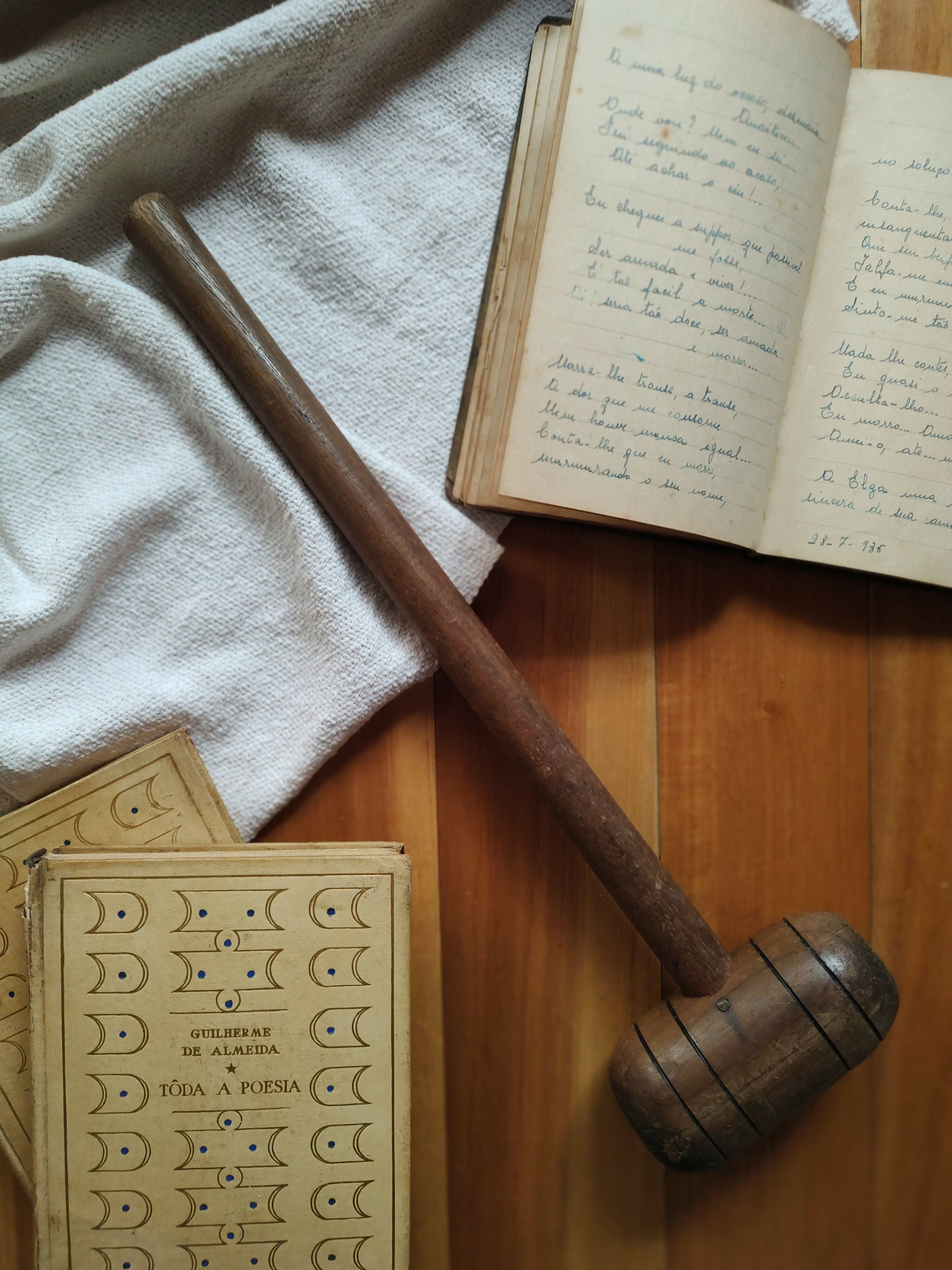 Antigo martelo em madeira maciça