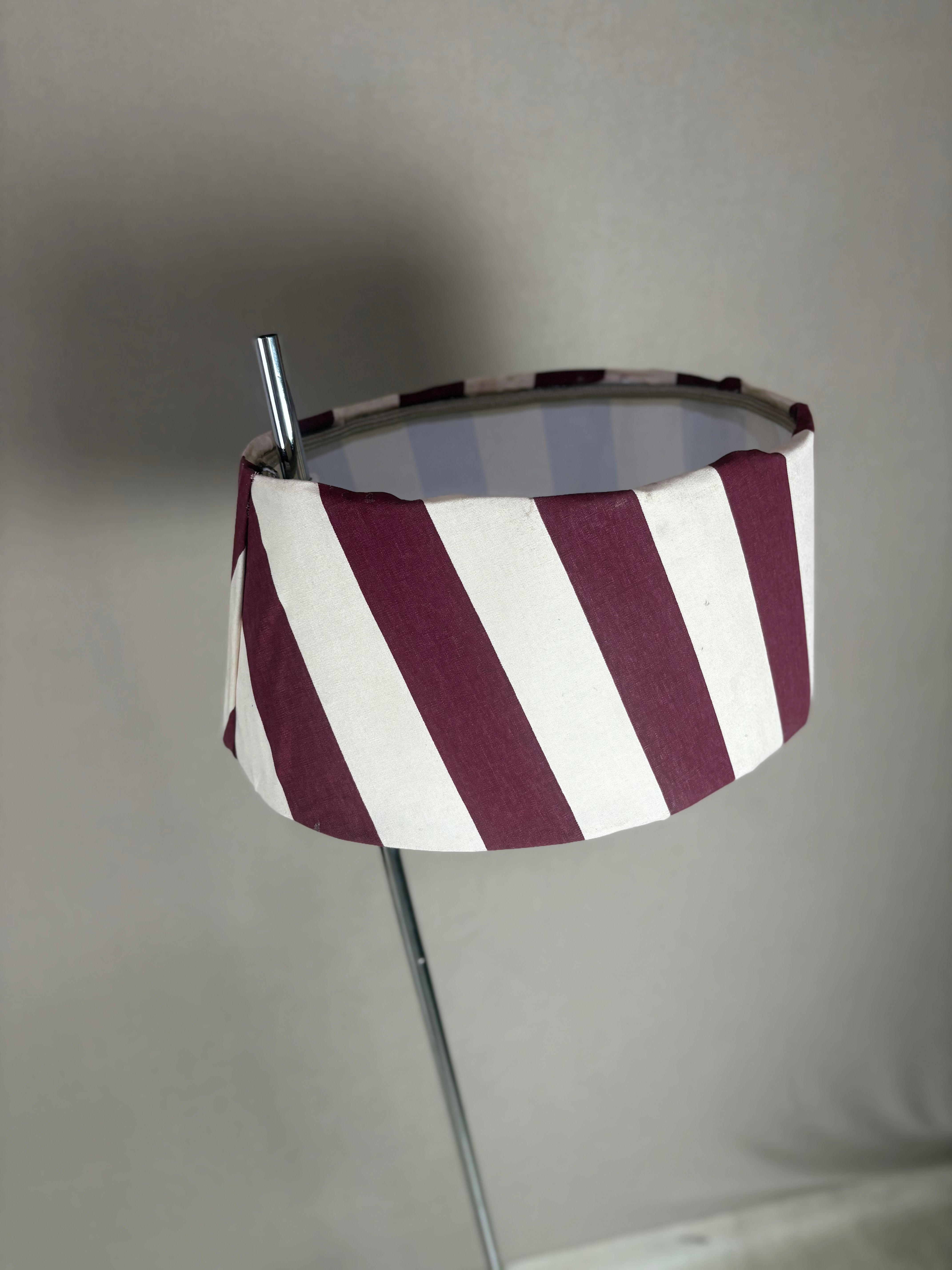 Luminária de piso cromada com cúpula listrada em vermelho e branco 
