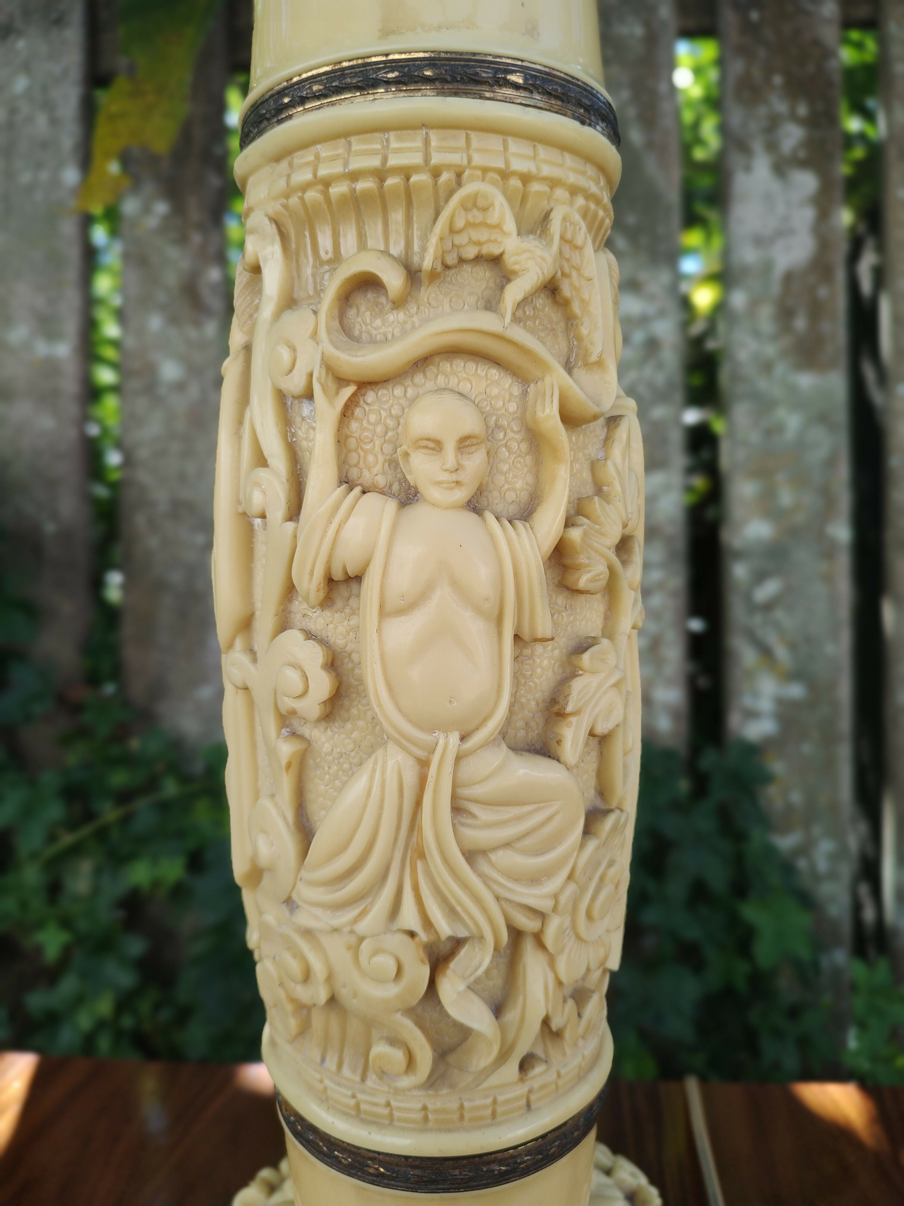 Antigo Abajur em Resina cor Marfim com entalhes de cenas religiosas com Buddha