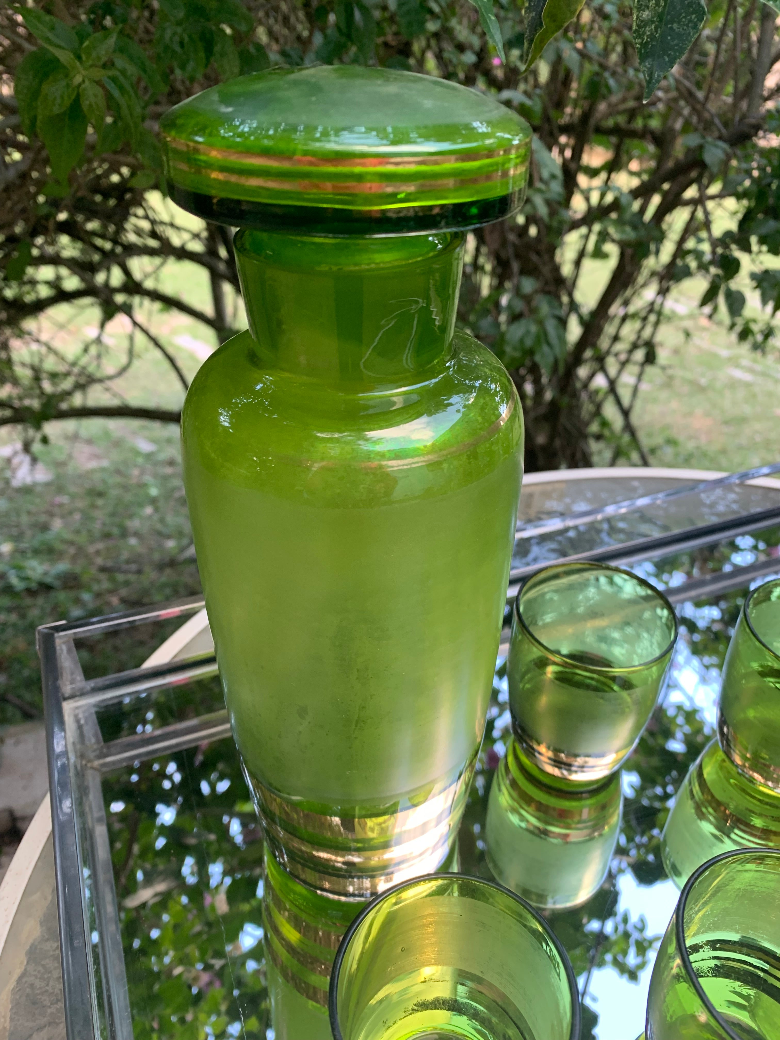 Conjunto de coqueteleira e 5 copinhos em vidro verde década 50 