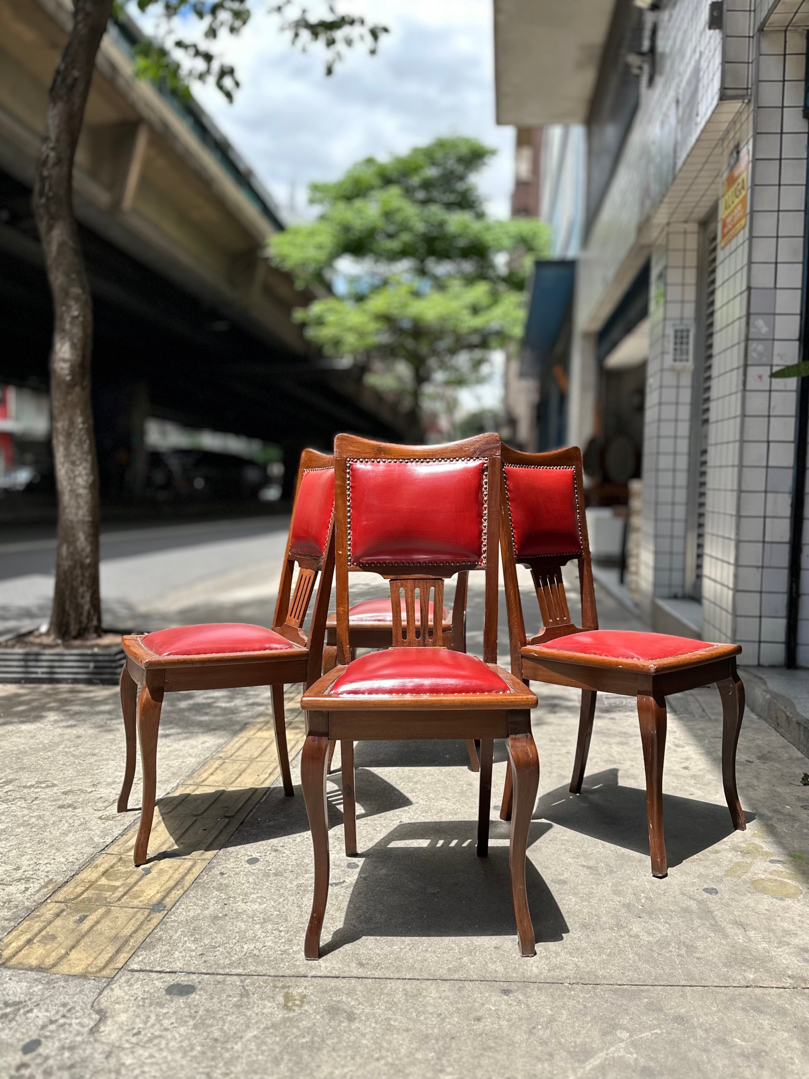 Conj. 4 cadeiras Imbuia em estofado vermelho (estrutura restaurada) 