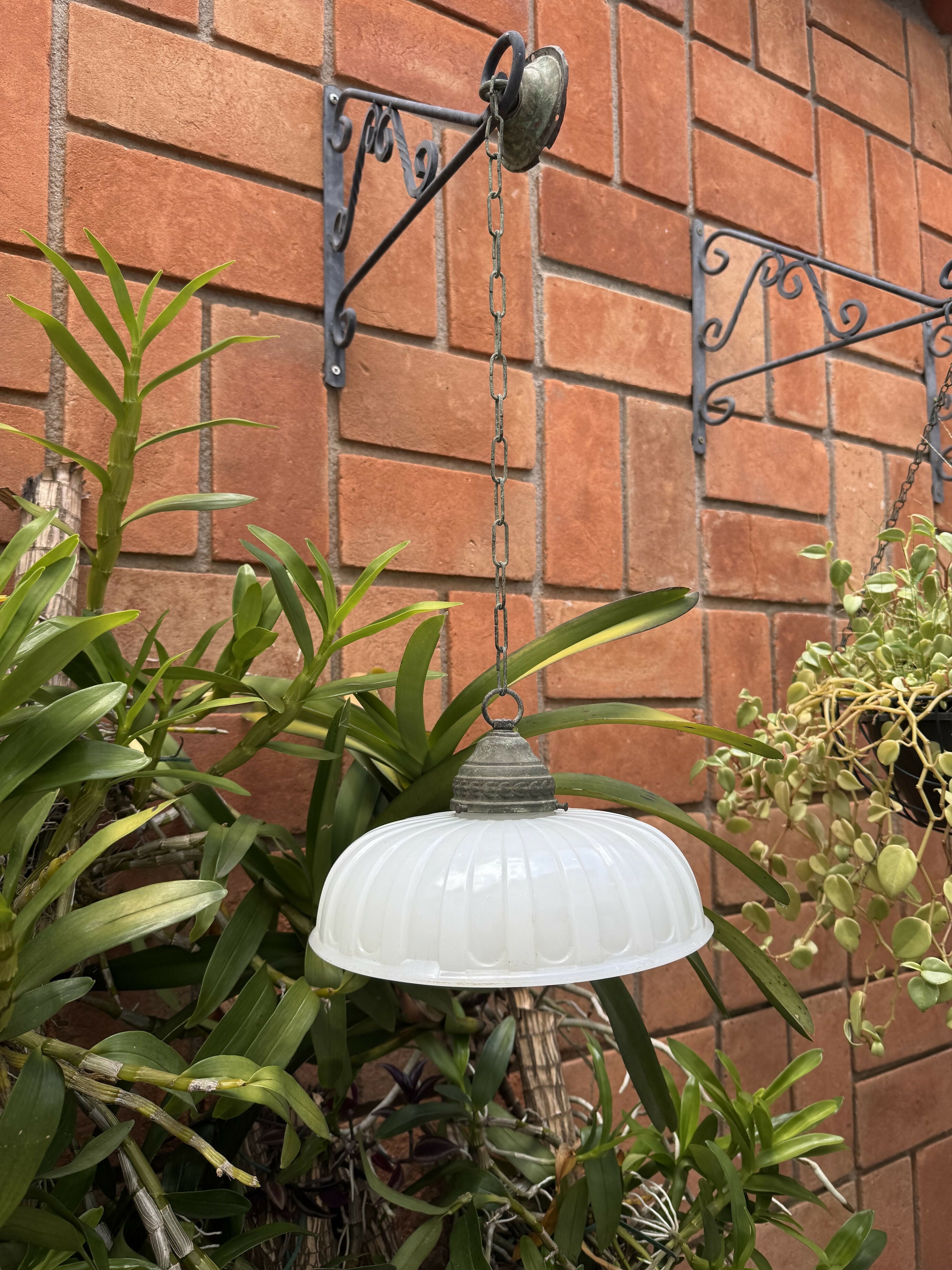 Rara e antiga luminária com linda cúpula em opalina