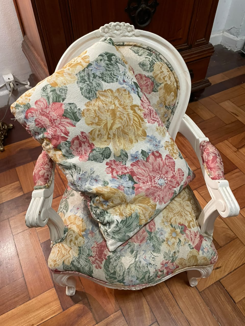 Cadeira de bonecas / infantil Luís XV com tecido floral laqueada em branco 