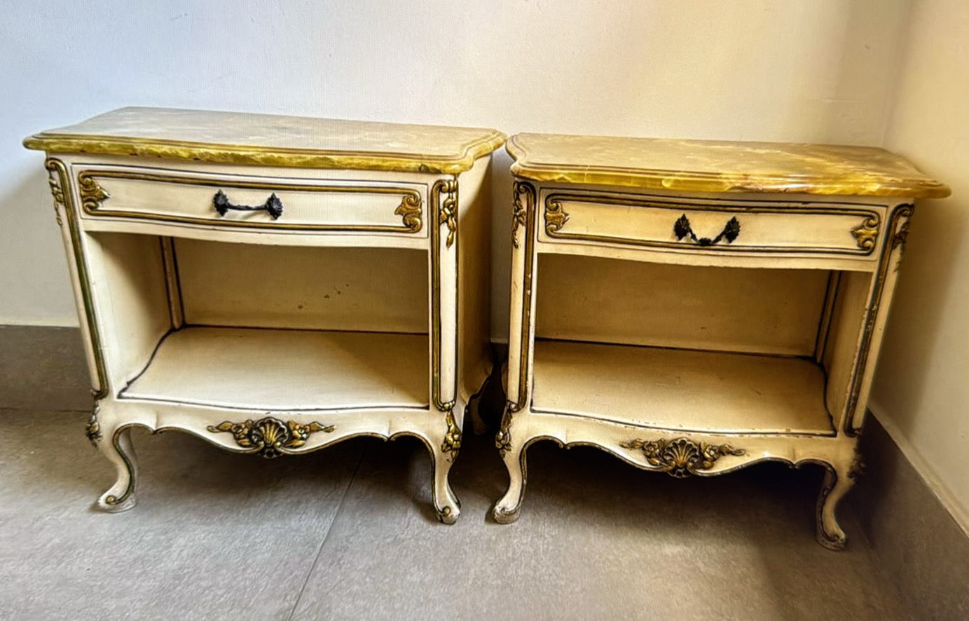 Mesinhas de madeira em branco e dourado com tampo de marmore amarelo luis XVI