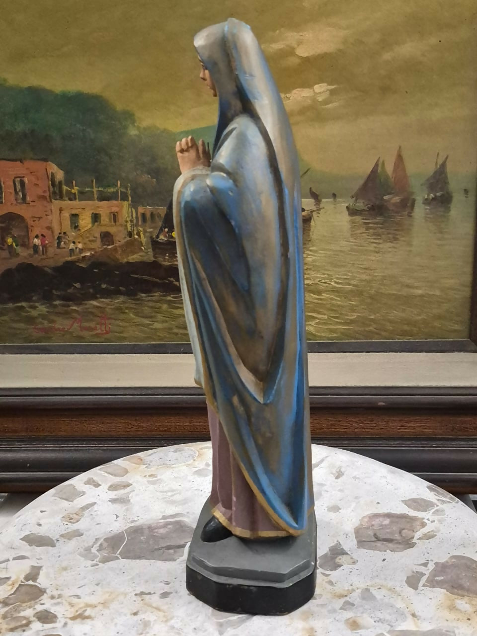Escultura talhada em madeira, assinada pelo santeiro José Bezerra, representando Nossa Senhora das Dores, com policromia esmaltada.