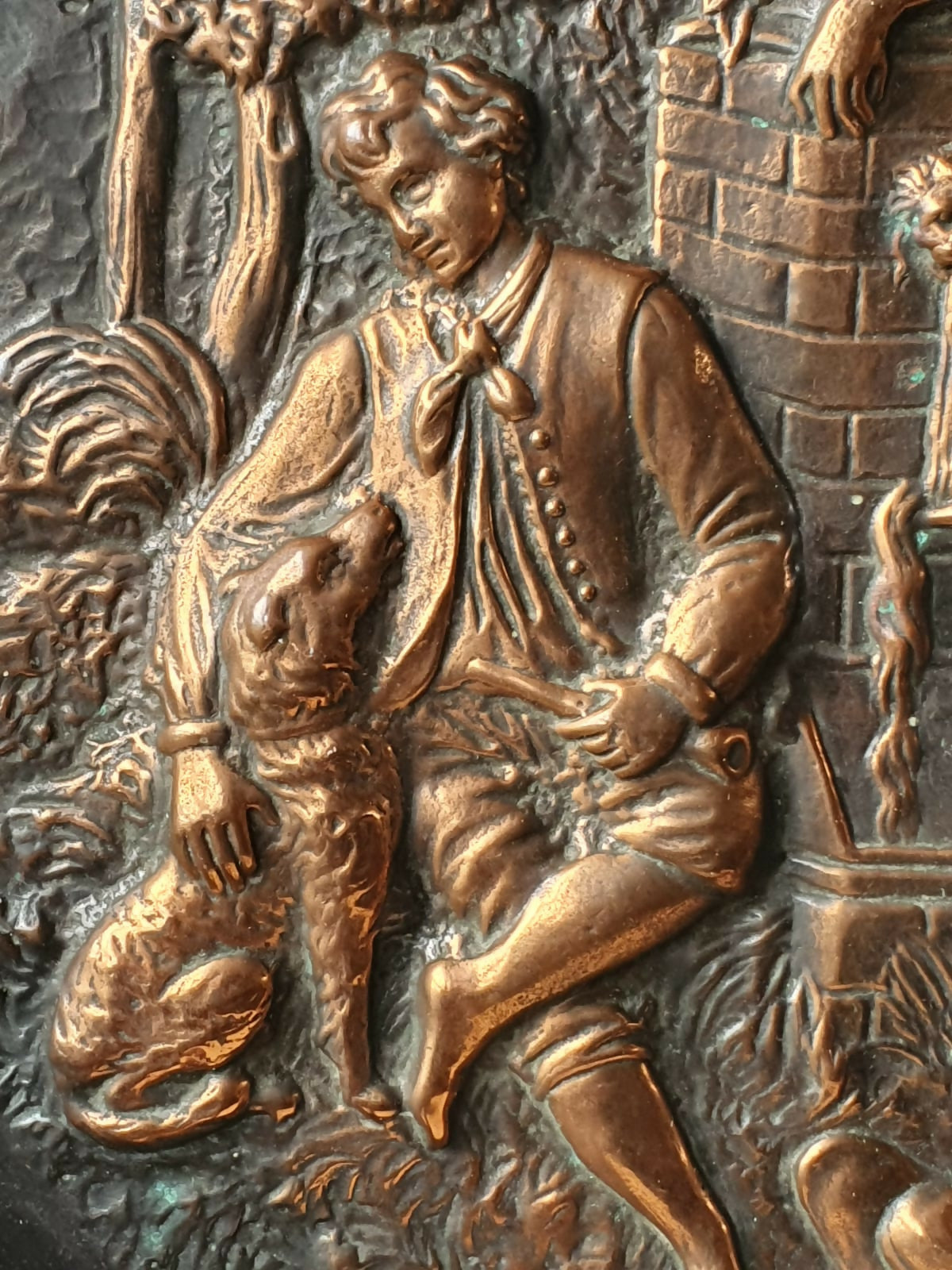 Medalhão decorativo incrível em cobre repuxado com cena galante em alto relevo na reserva central