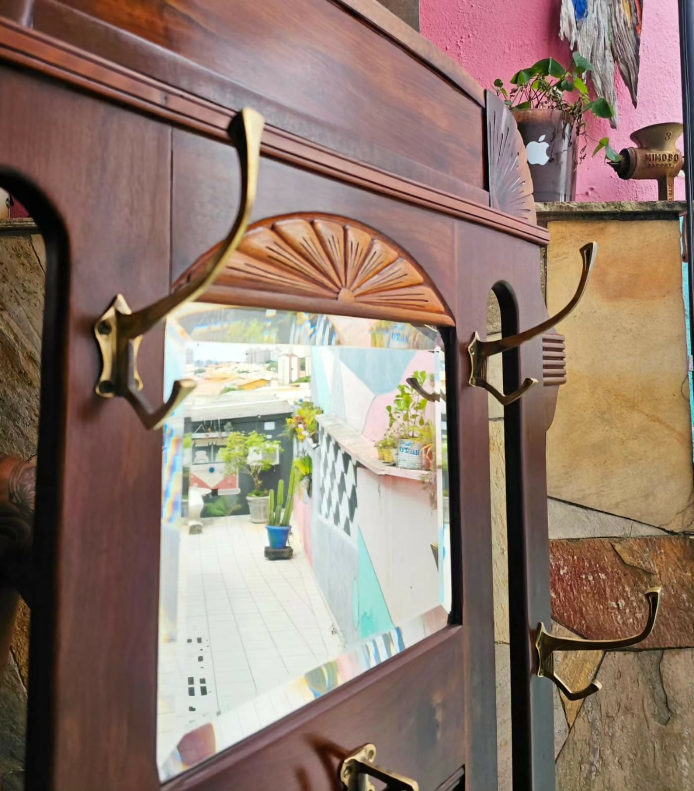 Linda chapeleira império, em madeira de lei, com entalhes, suporte para guarda chuva. Ganchos em bronze.