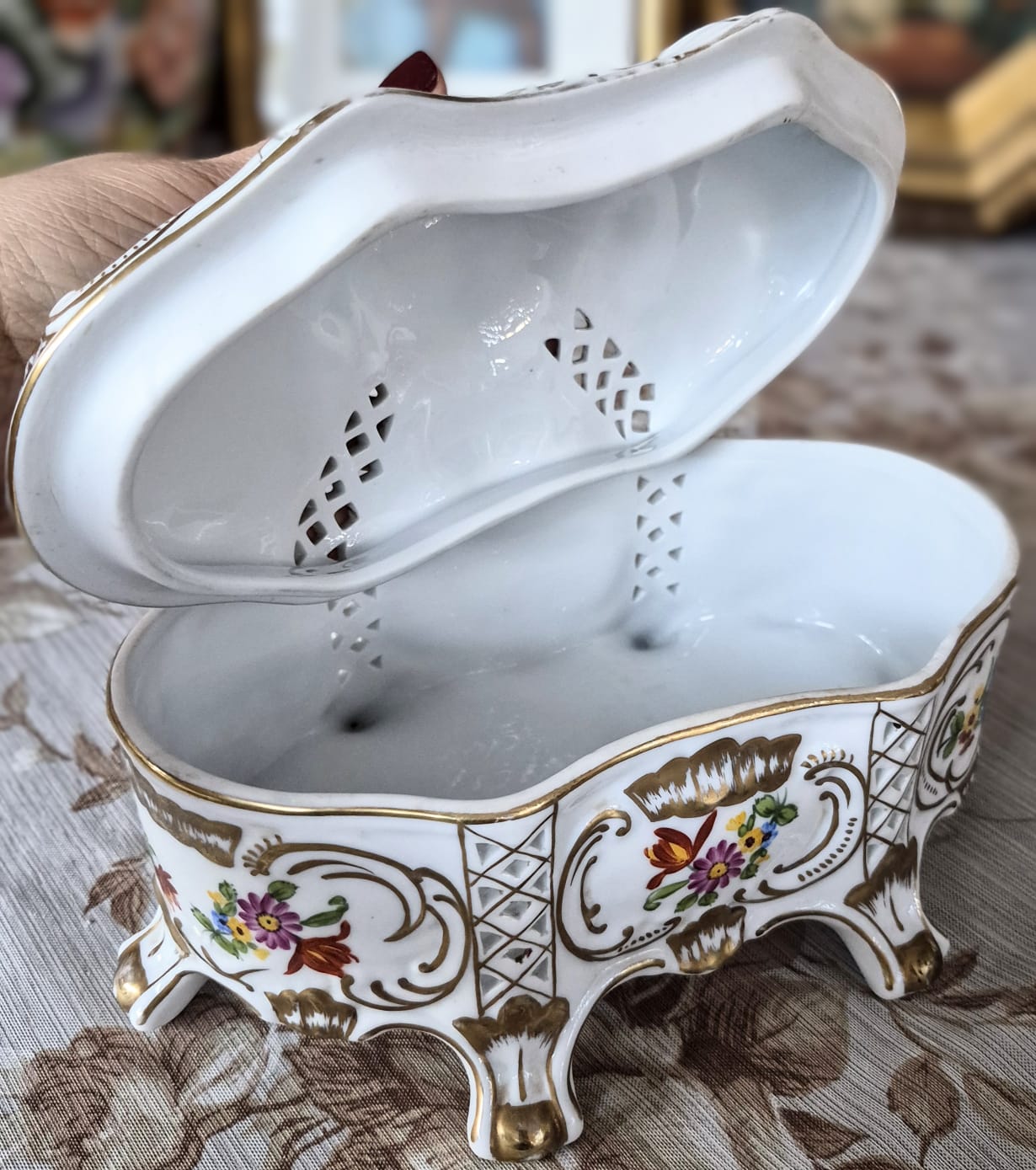  Lindíssima e grande bomboniére em porcelana europeia,  estilo Dresden/Capodimonte.  Em perfeito estado,  mínimo bicado na flor da pega.   Maravilhosa!