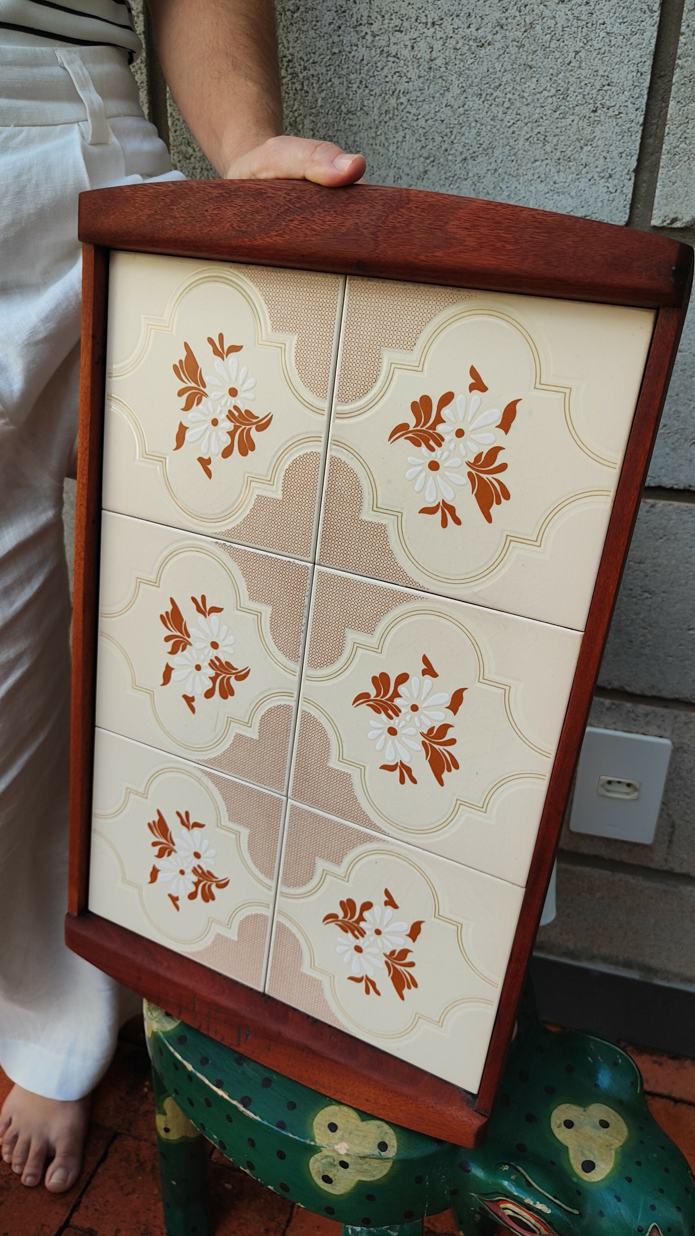 Bandeja em madeira e azulejos