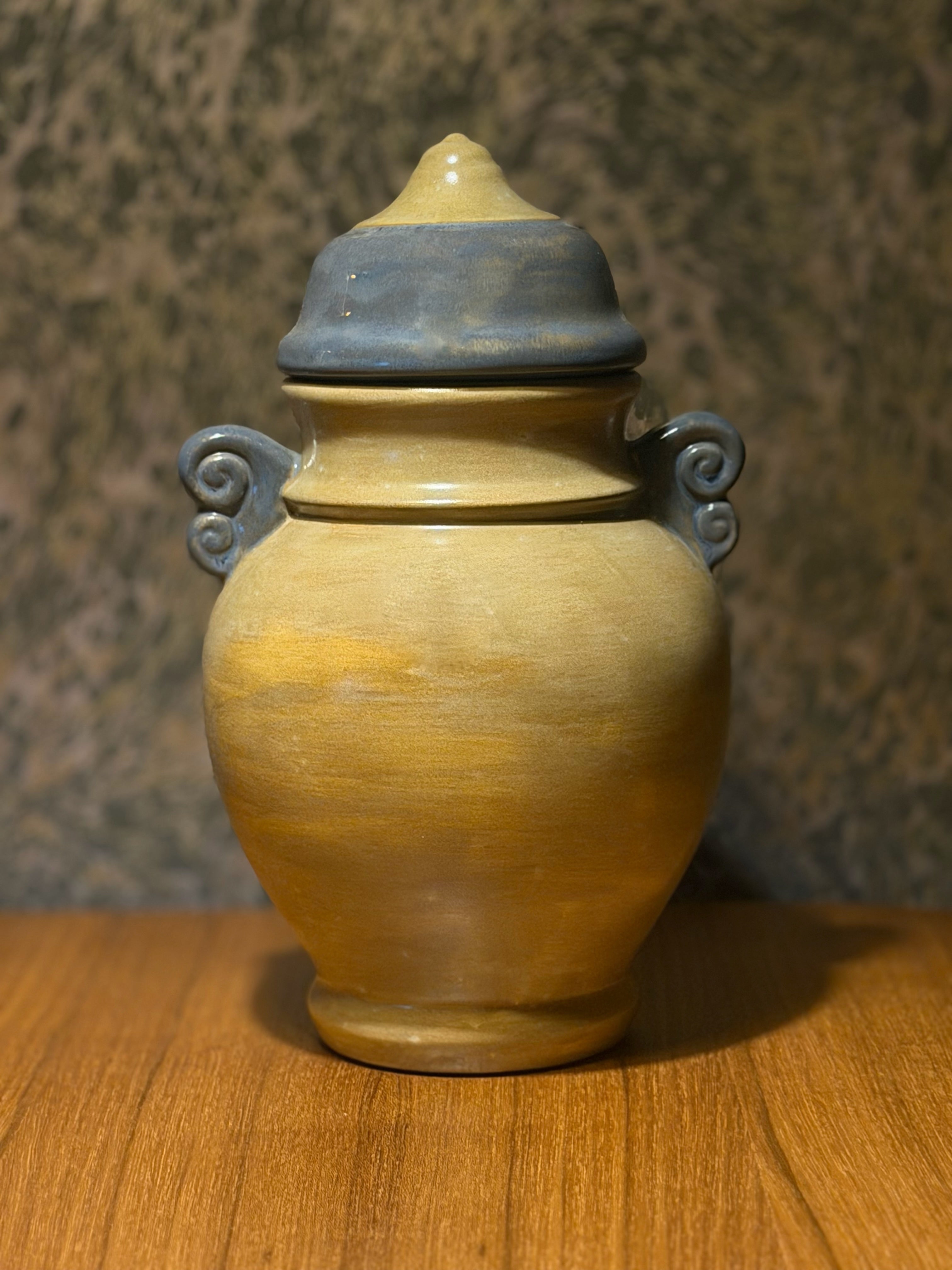 Potiche decorativo em cerâmica artesanal com tampa com tons de amarelo e azul acinzentado 