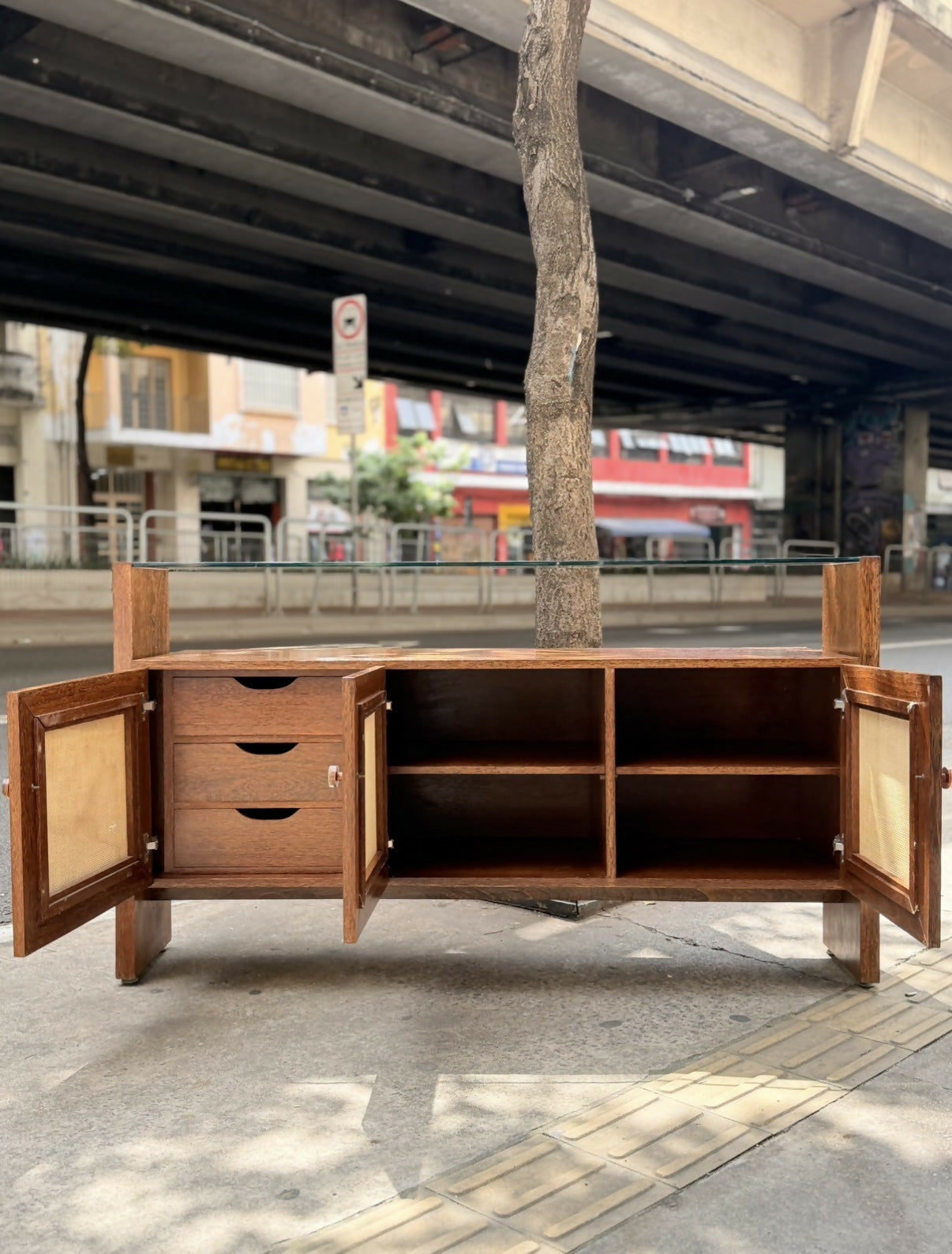 Buffet/Aparador em madeira sucupira e palhinha