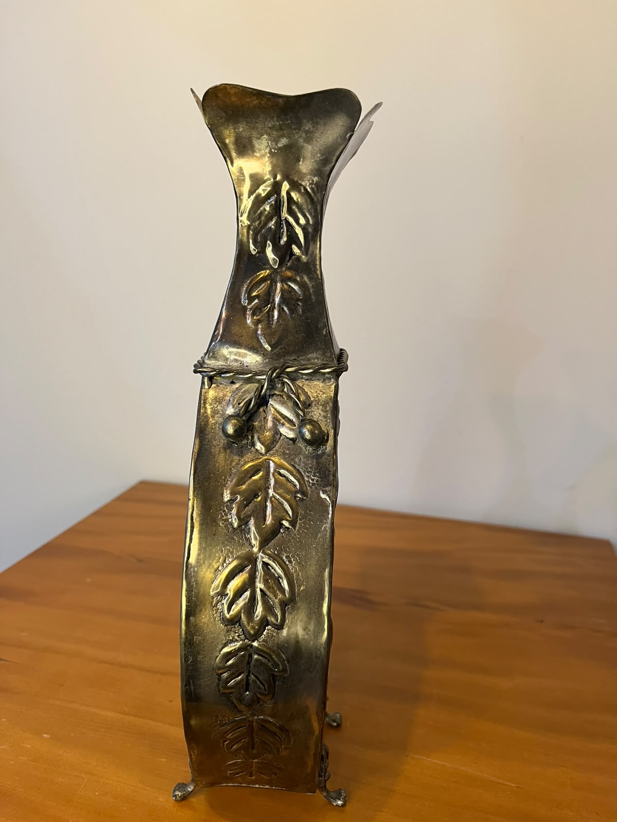 Vaso decorativo indiano em metal repuxado — 36 cm