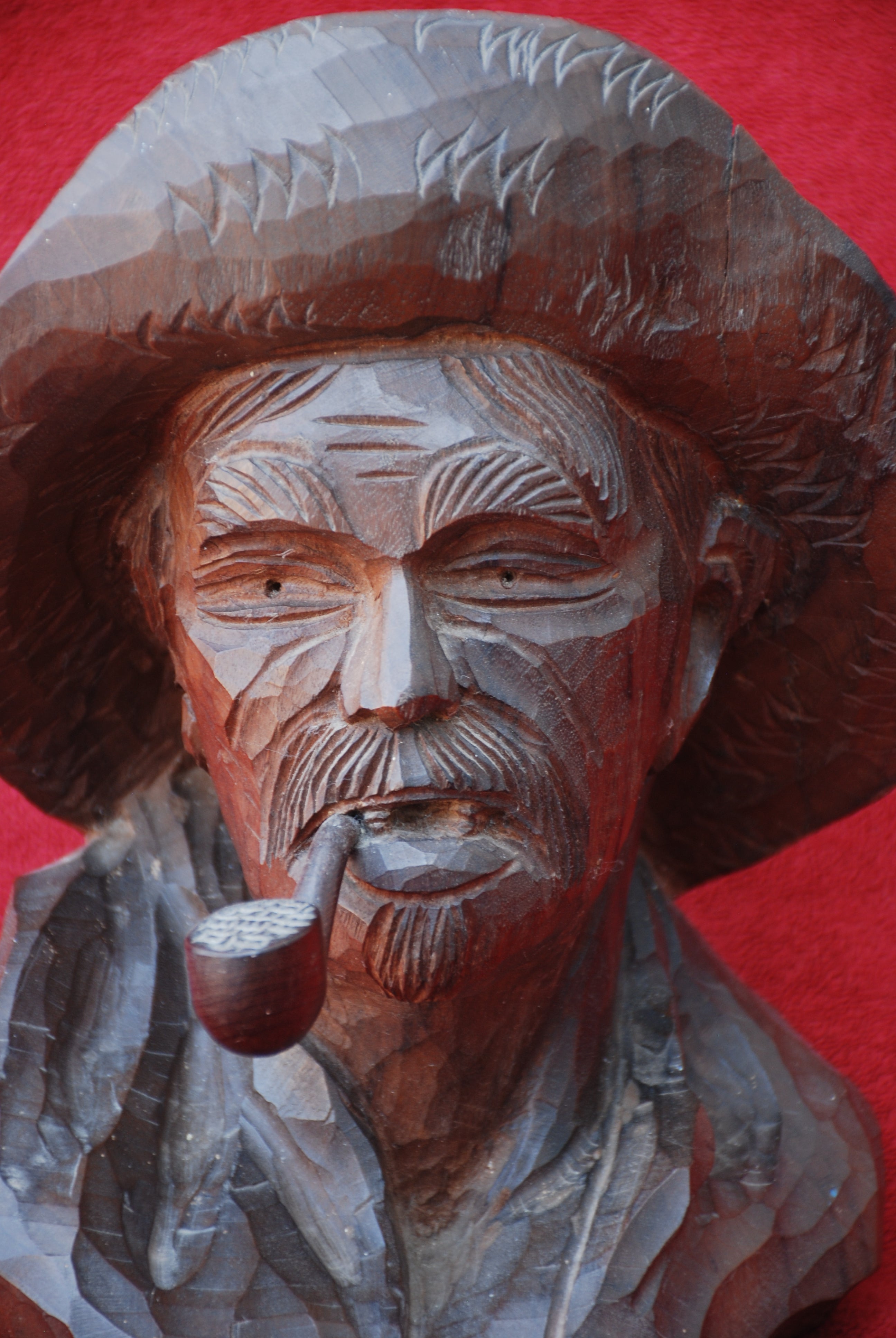 Busto de homem com cachimbo entalhado em madeira nobre . anos 60