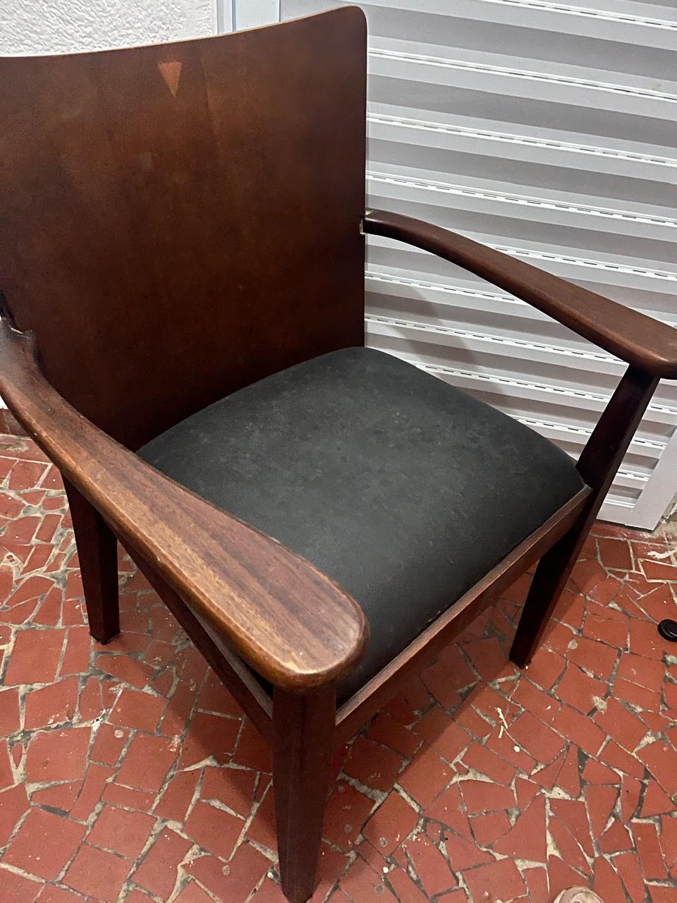 Poltrona/cadeira de madeira maciça com estofado em couro preto 