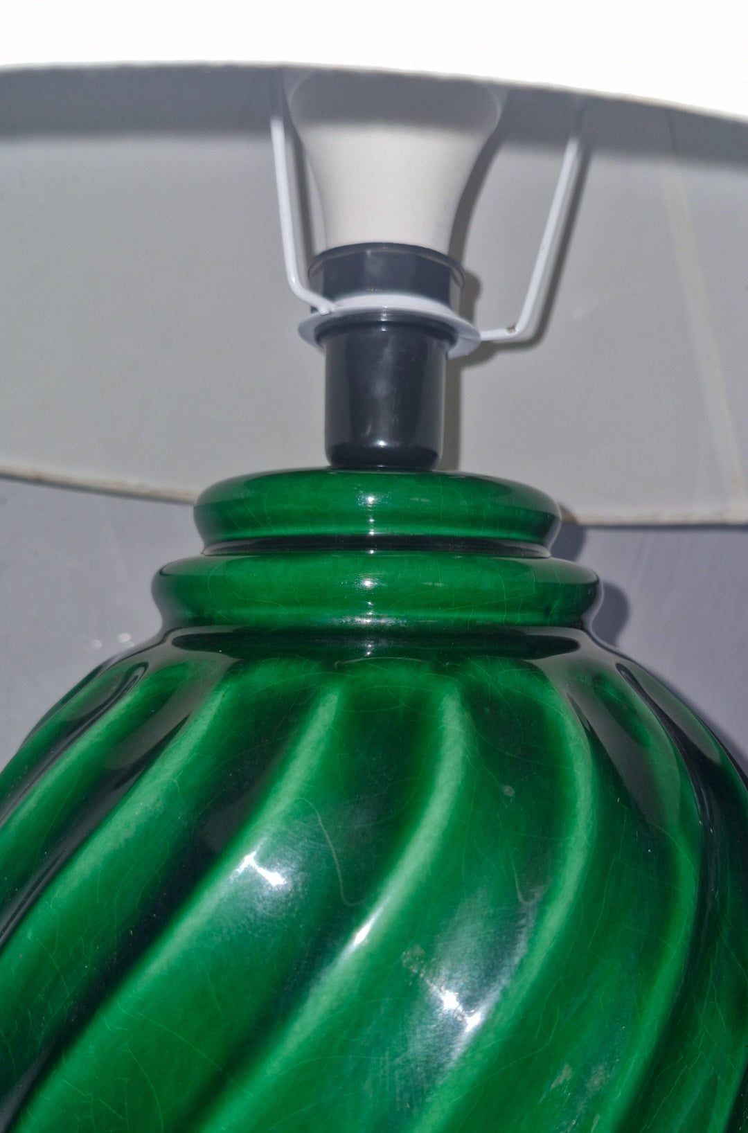 Abajur de porcelana verde com cúpula branca 