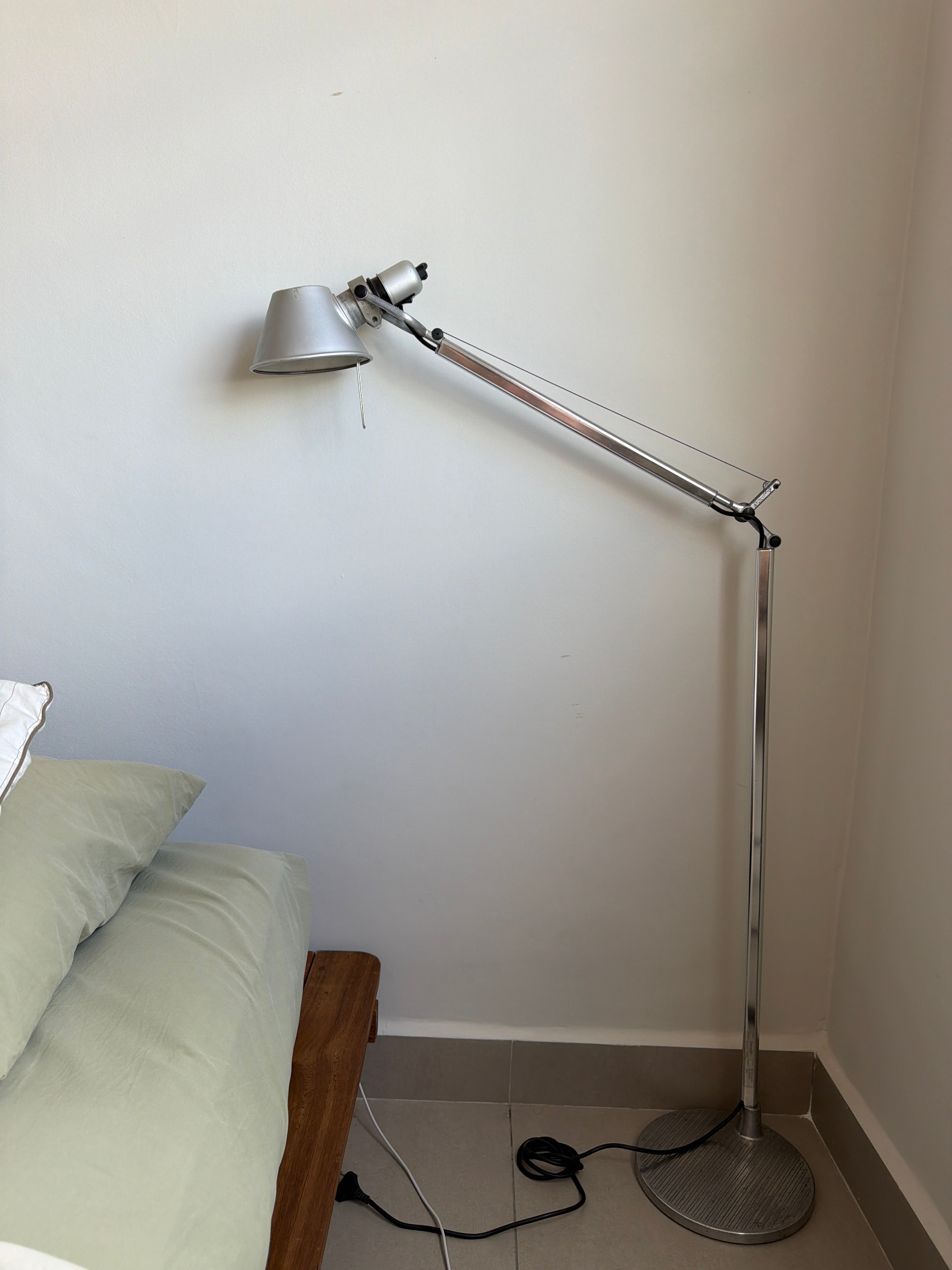 Luminária articulada Italiana Artemide Tolomeo