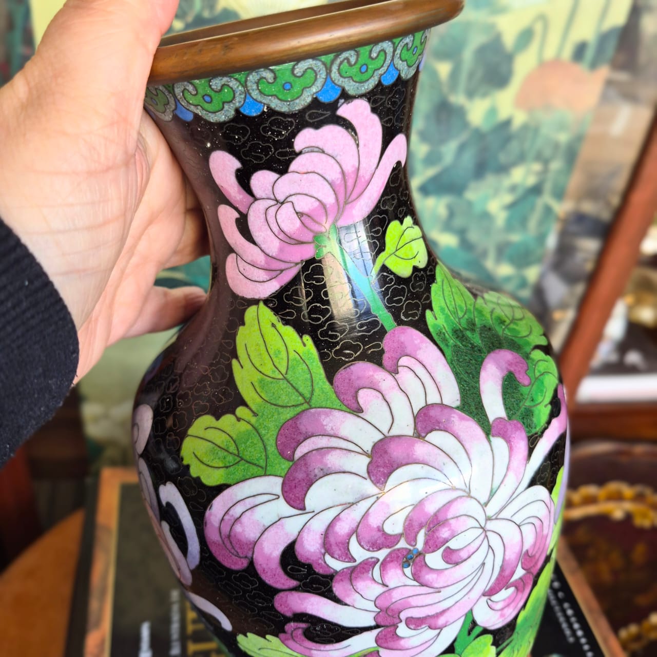 Vaso em cloisonné lindíssimo com decoração em peônias lilases no fundo escuro. Perfeito estado e incrível!