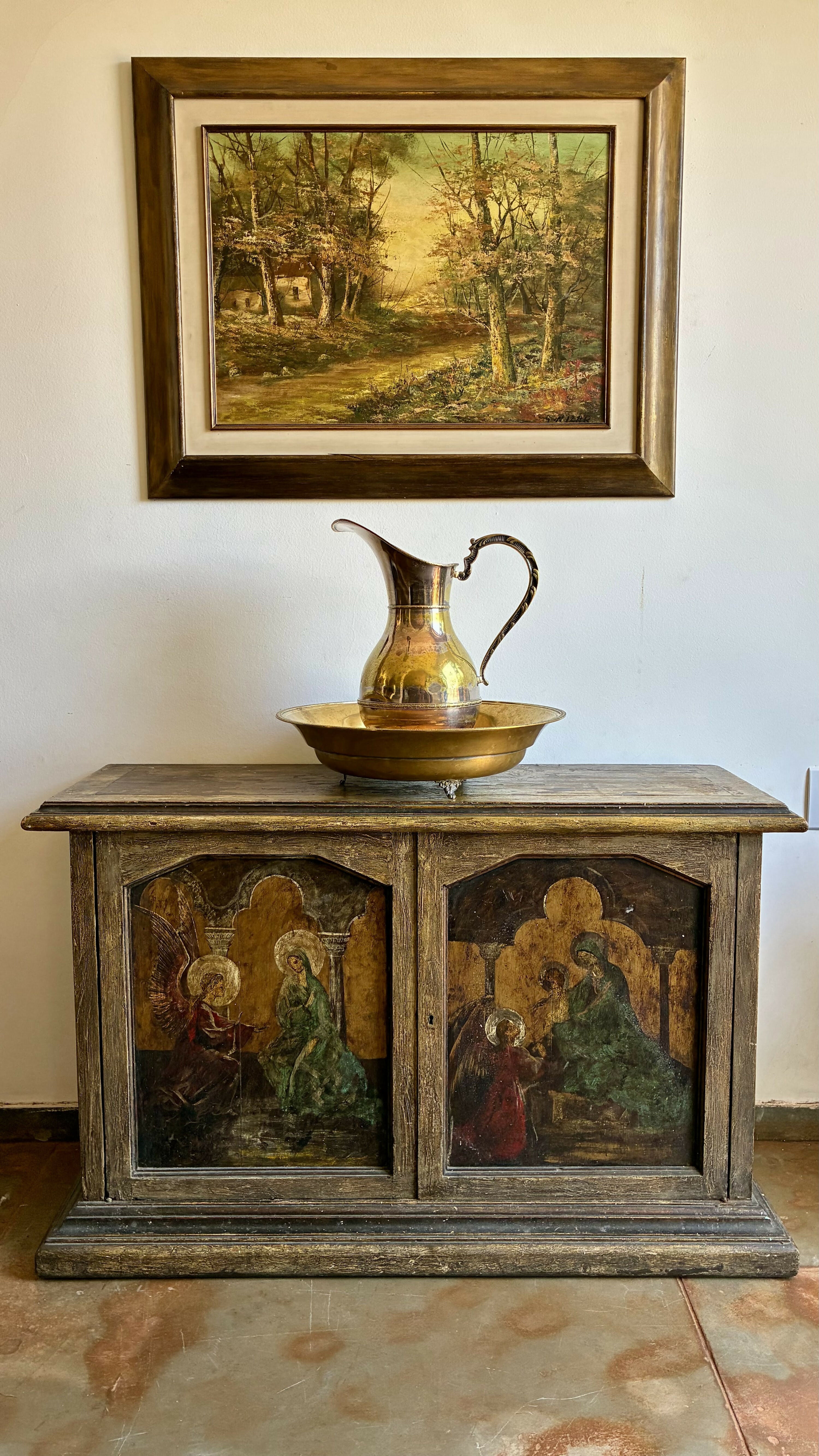 Aparador Antigo com Pinturas Sacras