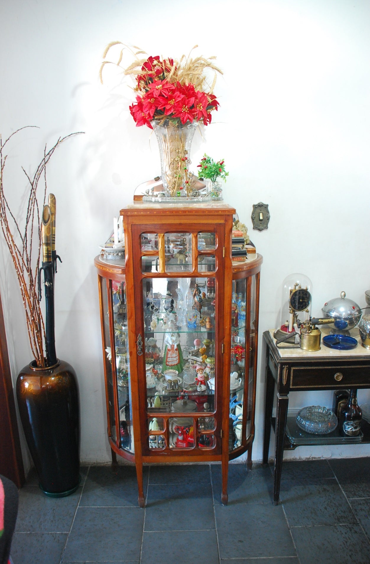 Cristaleira anos 50 com vidro bisotado e espelho interno 1,40 x 0,80