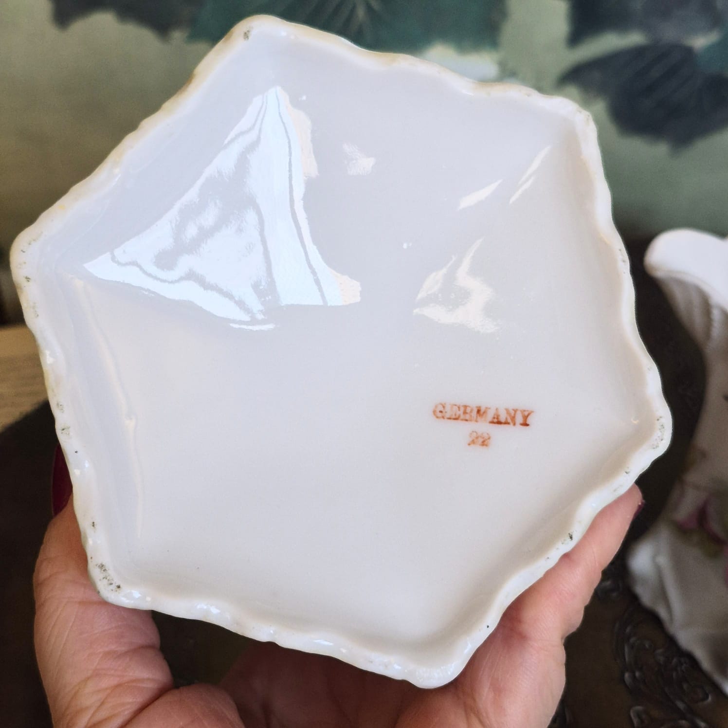 Conjunto de bule e leiteira antigos (1890) em porcelana alemã da Silésia,  lindamente decorados à mão.