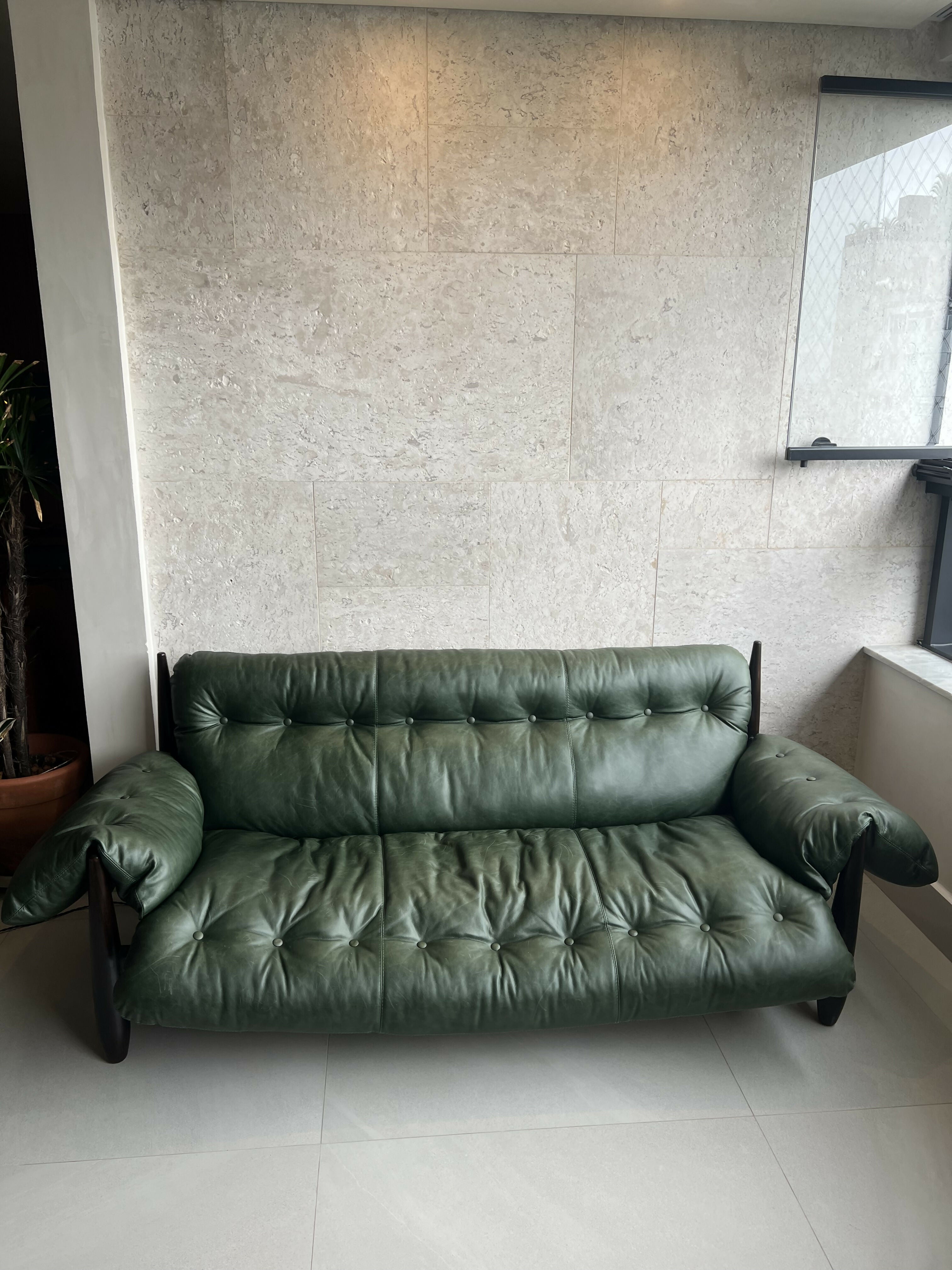 Sofá Mole Sergio Rodrigues em Jacarandá e Couro Verde Envelhecido (selo Oca)