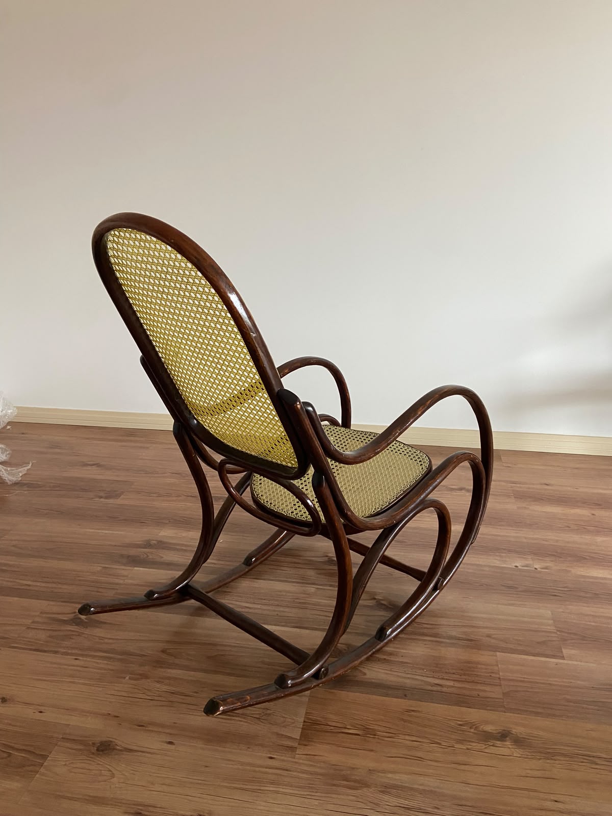 Cadeira Thonet de Balanço em madeira escura e Palhinha