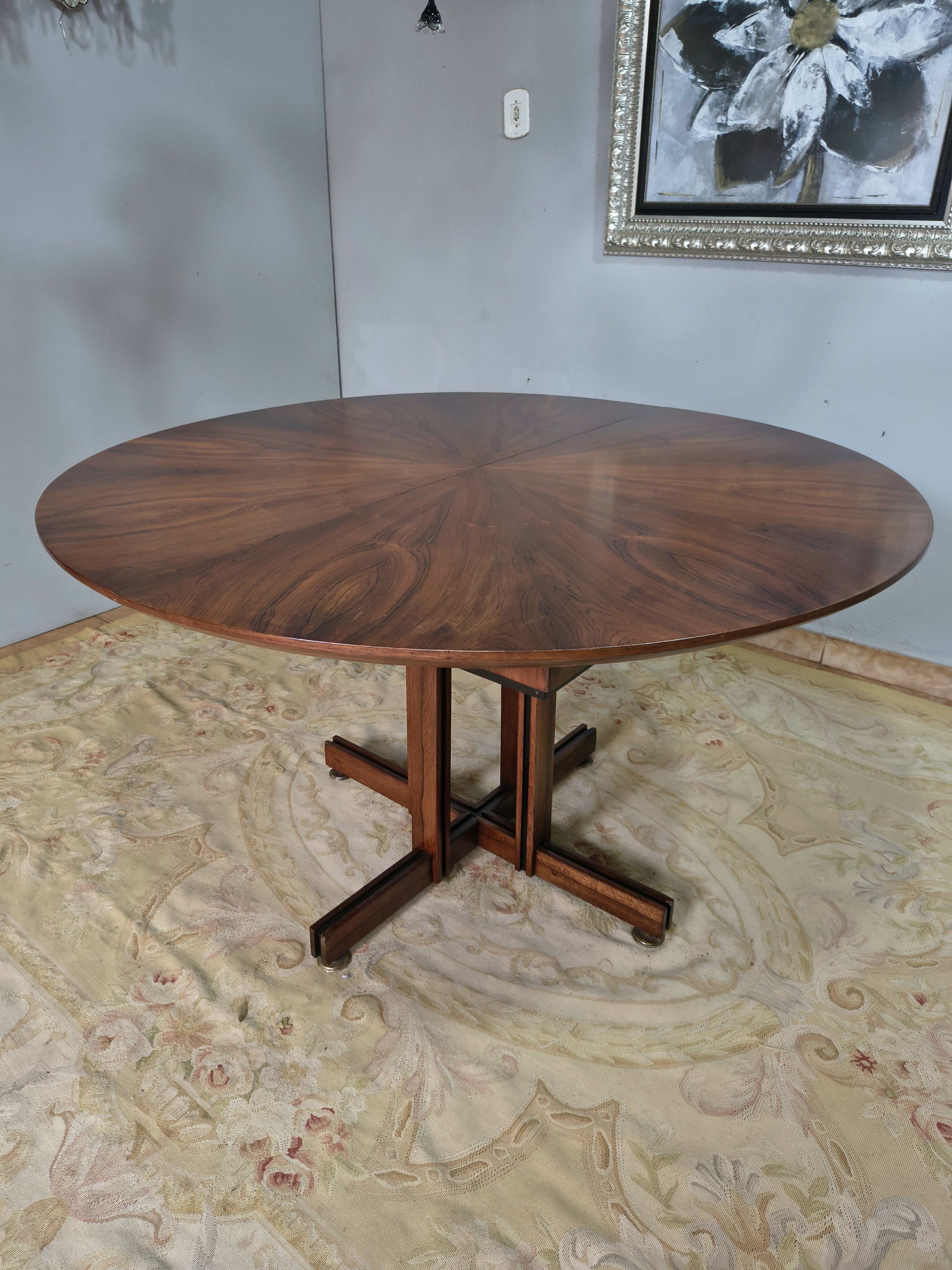 Mesa design redonda anos 60 em Jacarandá