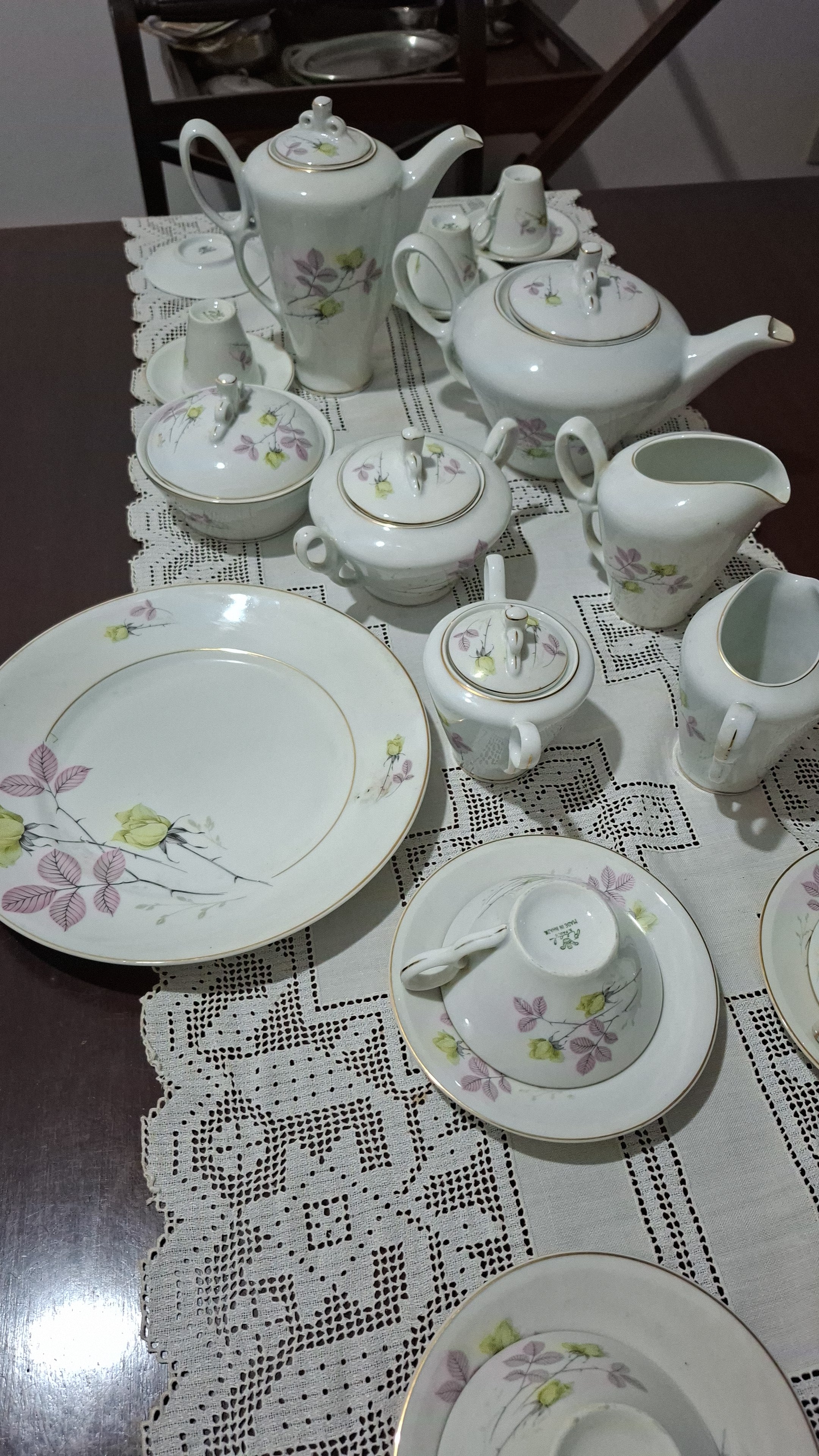 Jogo de Chá, Café e Bolo Porcelana Real com desenho floral de Rosas