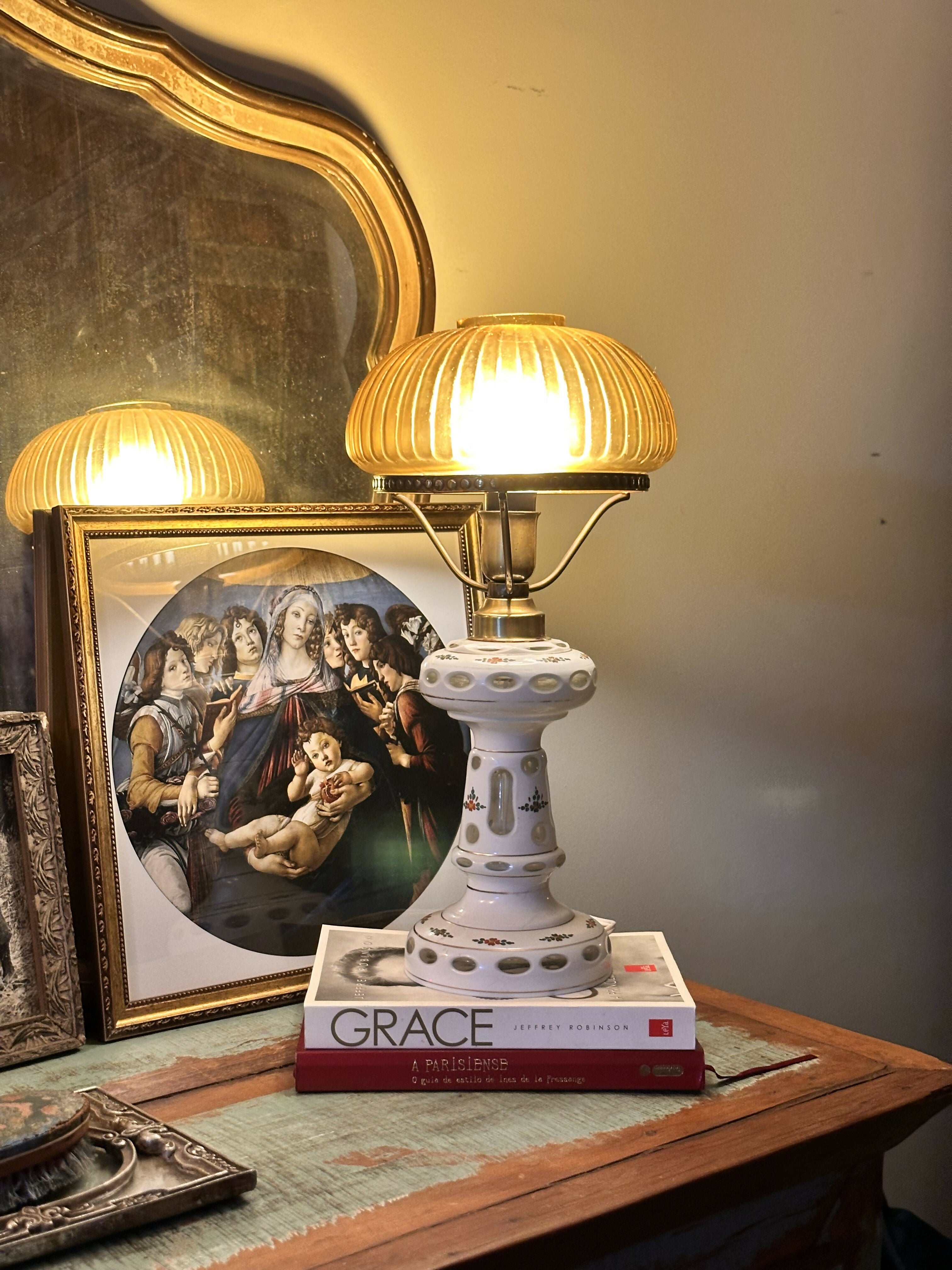 Maravilhoso e encantador abajur antigo em cristal overlay e pinturas de delicadas flores e cúpula em âmbar