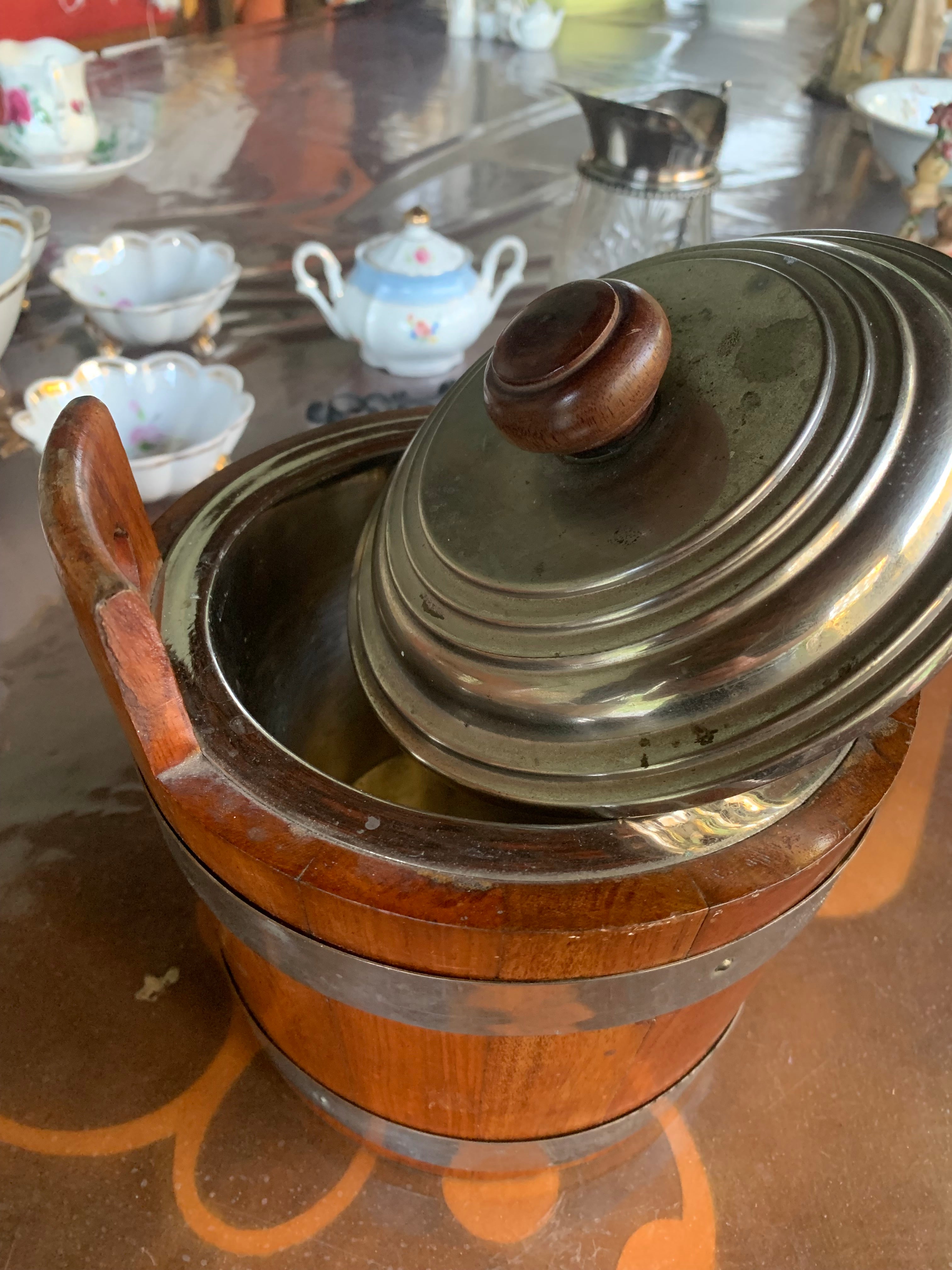 Antigo e pesado balde de gelo em madeira (carvalho) e revestimento e detalhes em inox