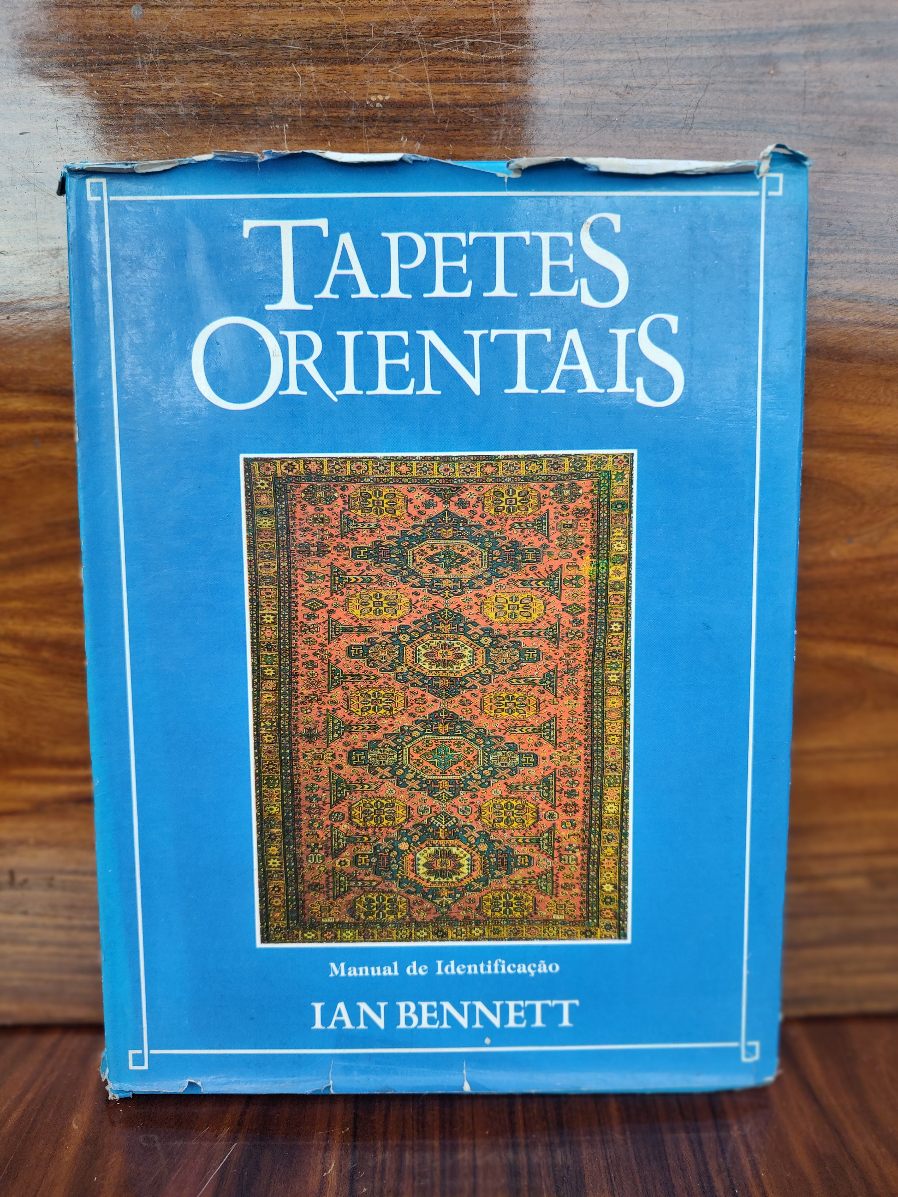 Livro "Tapetes Orientais - Manual de Identificação" de Ian Bennett  - 1986