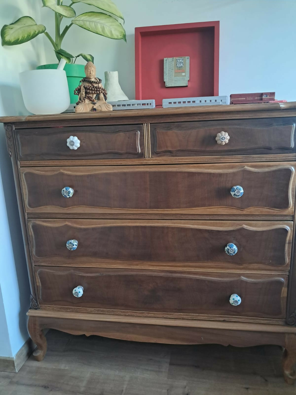 Cômoda Antiga Estilo Provençal - Madeira Nobre com puxadores de cerâmica