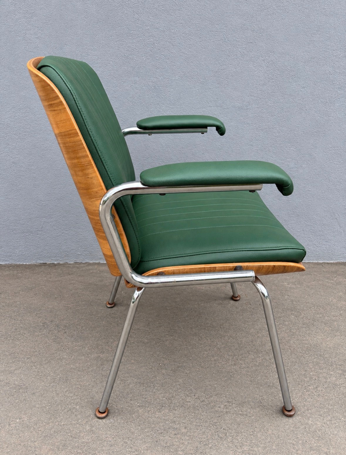Cadeira Giroflex Antiga com braço em estofado verde - Restaurada