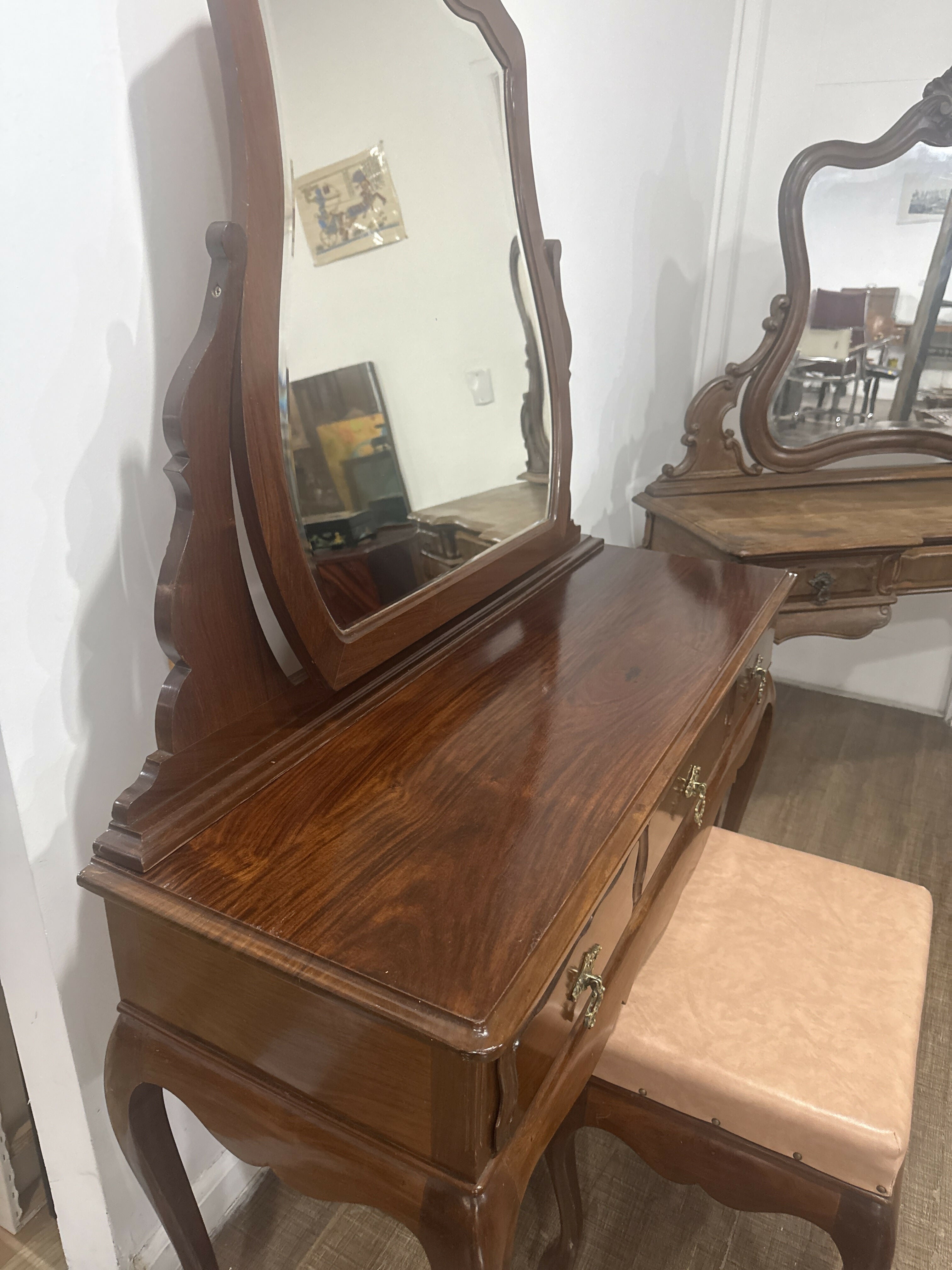 Penteadeira em Jacarandá Nobre com banqueta – TRADIÇÃO FAMILIAR E MARCENARIA BRASILEIRA ✨